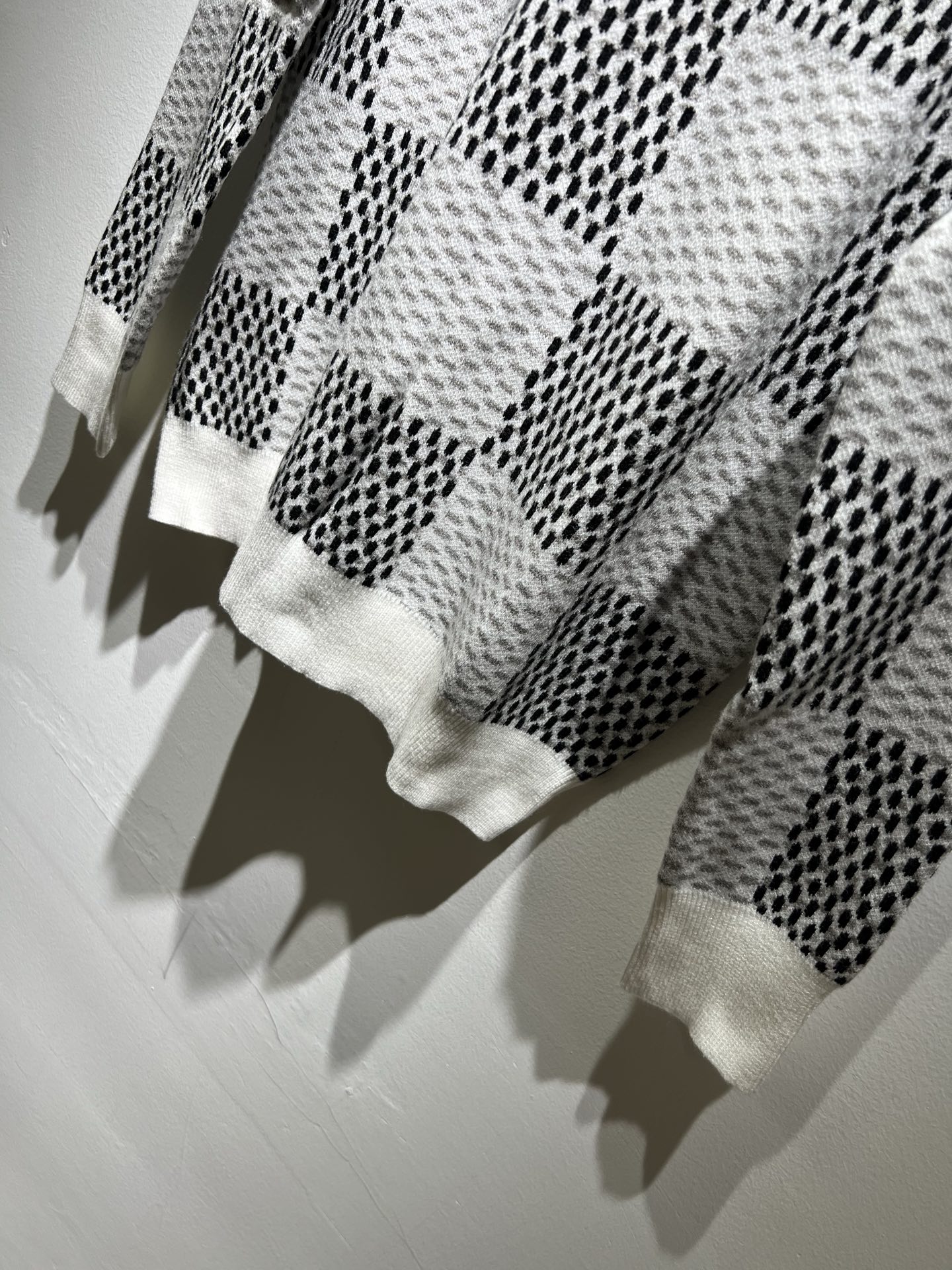 Louis Vuit*on 2025秋冬路易家族轻奢Monogram钩织针织羊毛衫！男女同款👫装饰！ 路