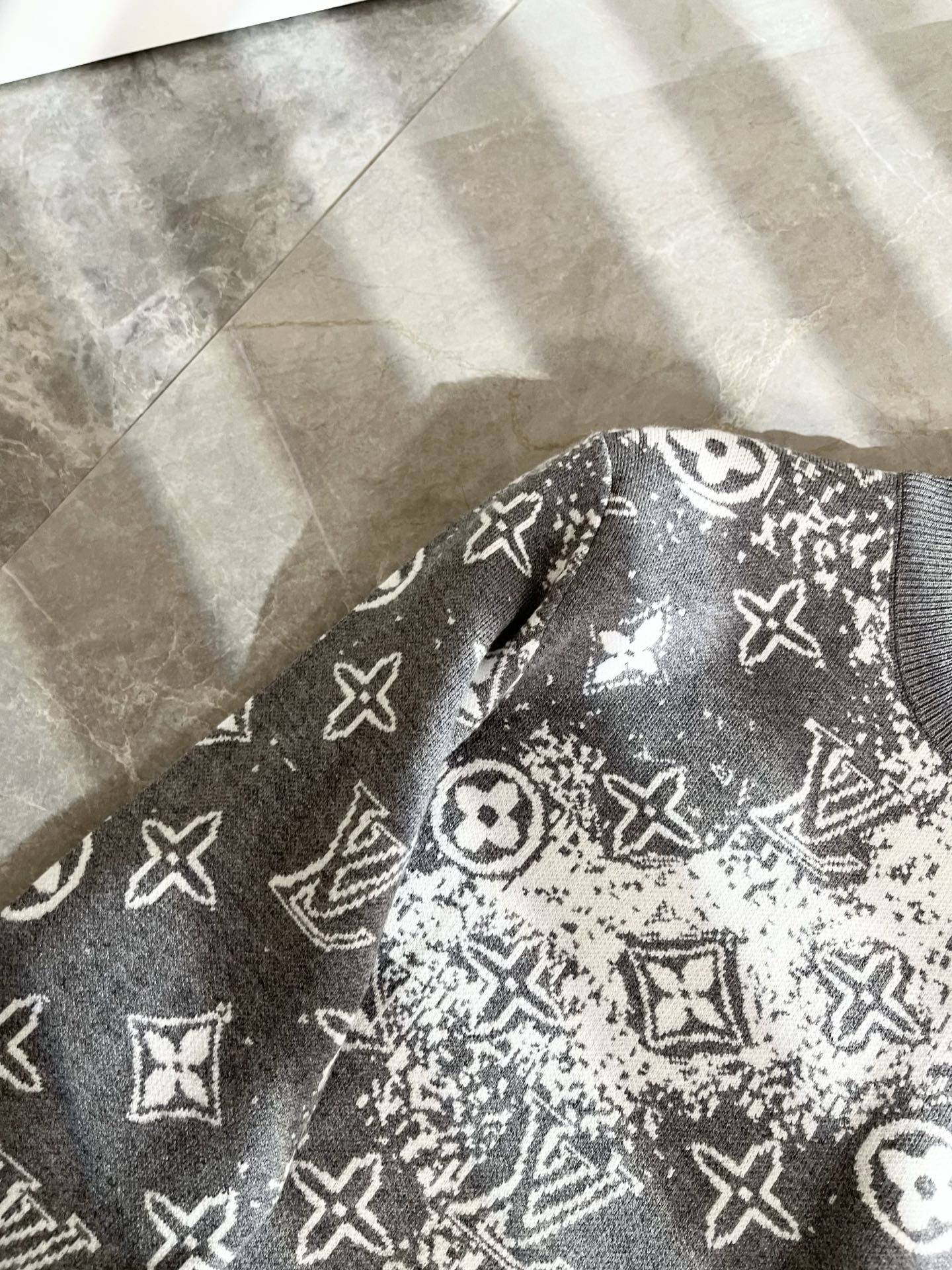 Louis Vuit*on 2025秋冬路易家族轻奢Monogram钩织针织羊毛衫！男女同款👫装饰！ 路