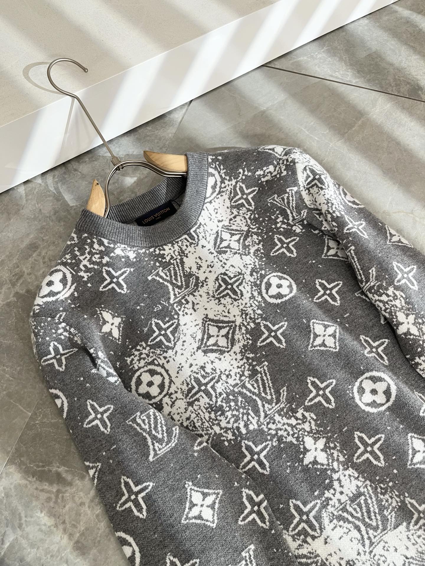 Louis Vuit*on 2025秋冬路易家族轻奢Monogram钩织针织羊毛衫！男女同款👫装饰！ 路