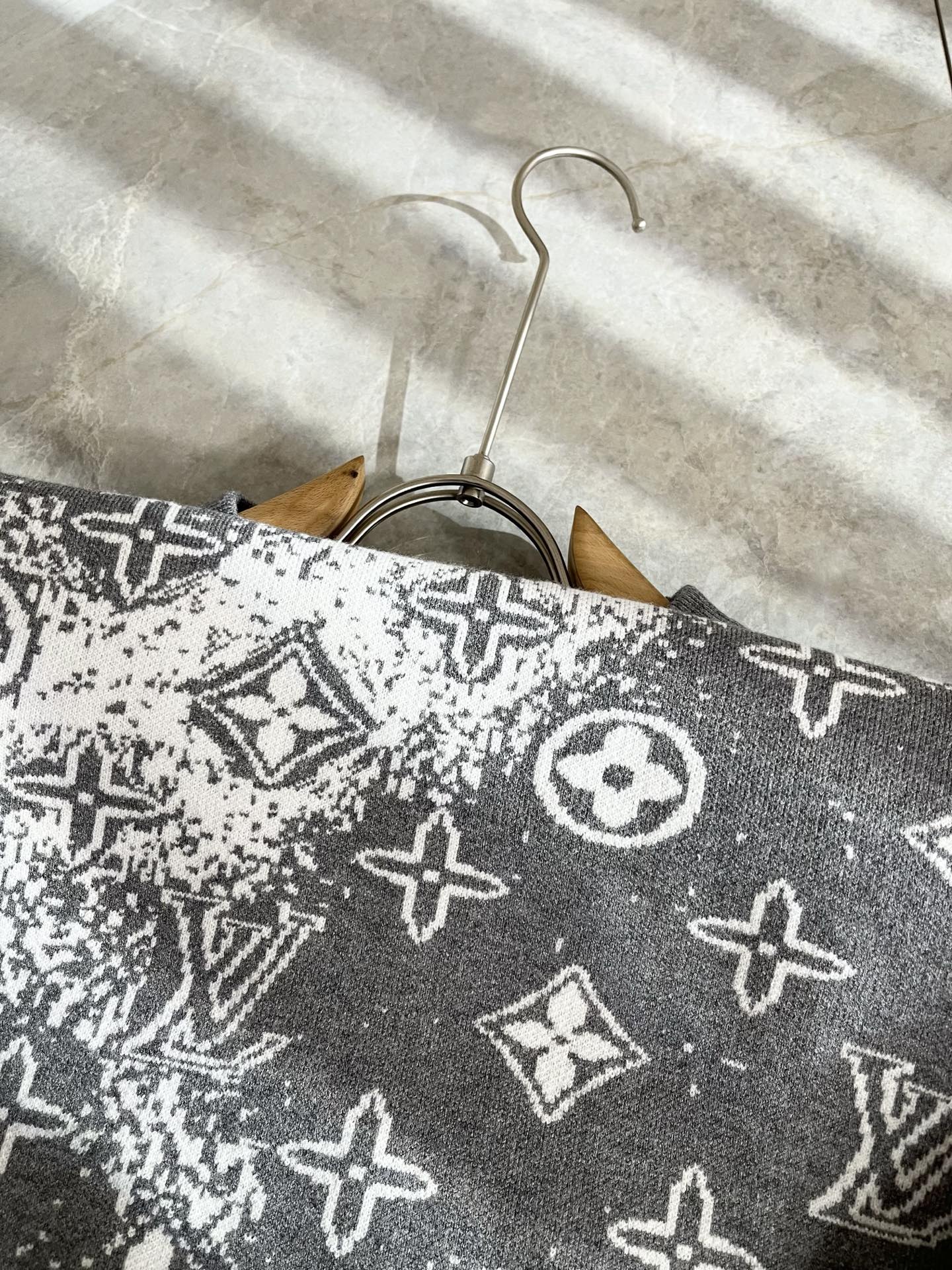 Louis Vuit*on 2025秋冬路易家族轻奢Monogram钩织针织羊毛衫！男女同款👫装饰！ 路