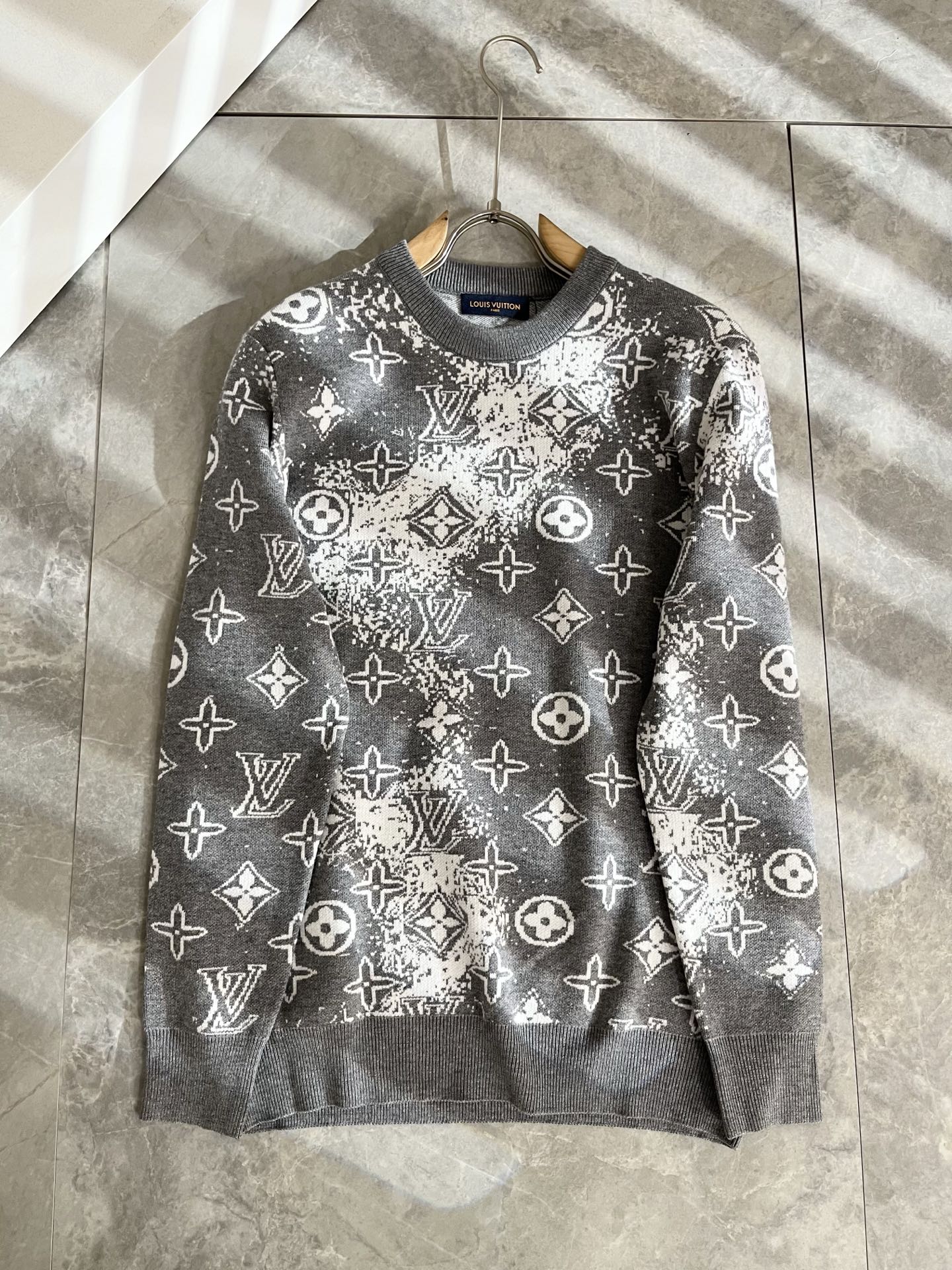 Louis Vuit*on 2025秋冬路易家族轻奢Monogram钩织针织羊毛衫！男女同款👫装饰！ 路