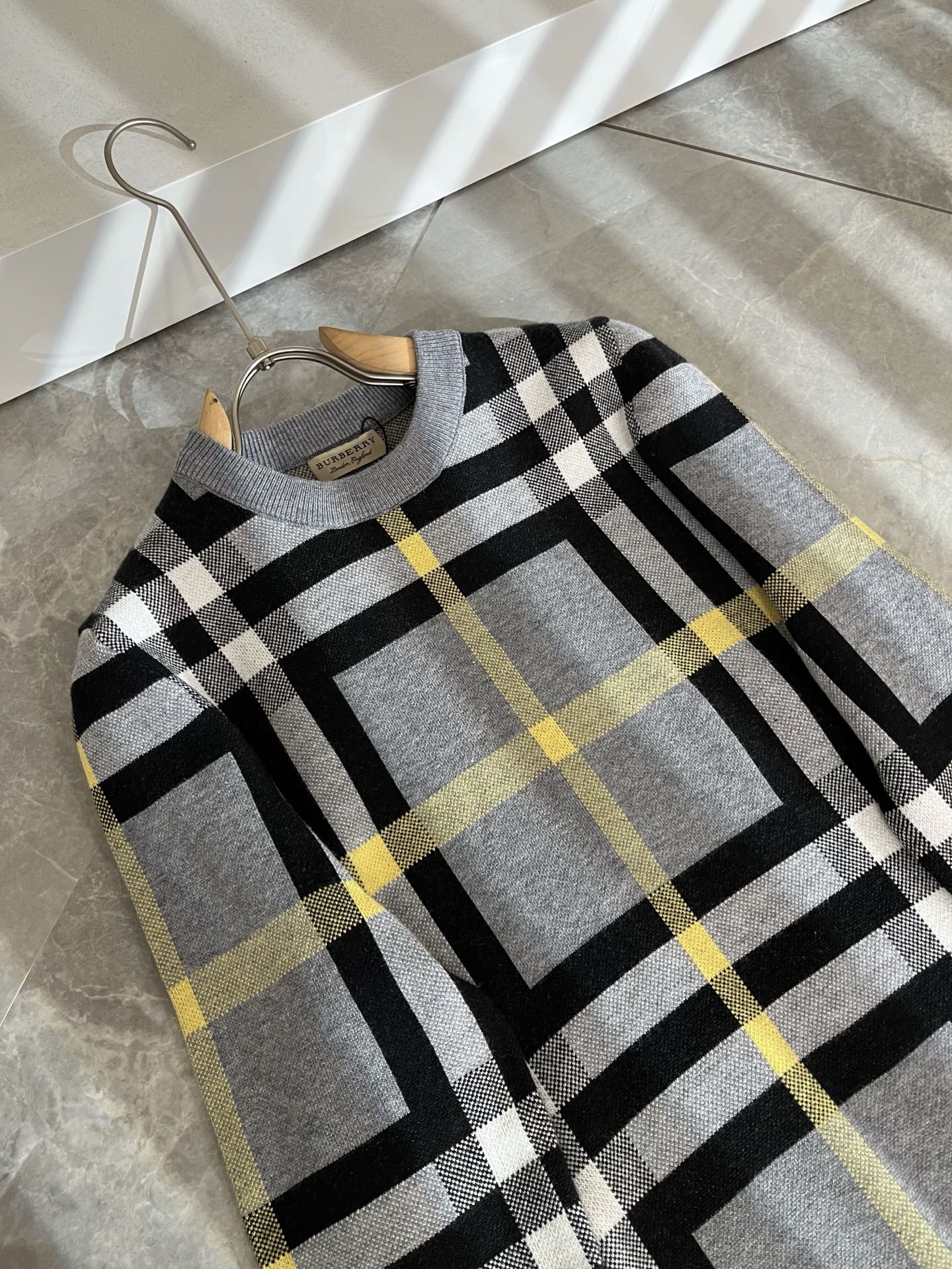 Bur*erry 巴*莉 2025秋冬新款男士针织羊毛衫，品牌最新设计元素！既不单调也不复杂,恰到好处的