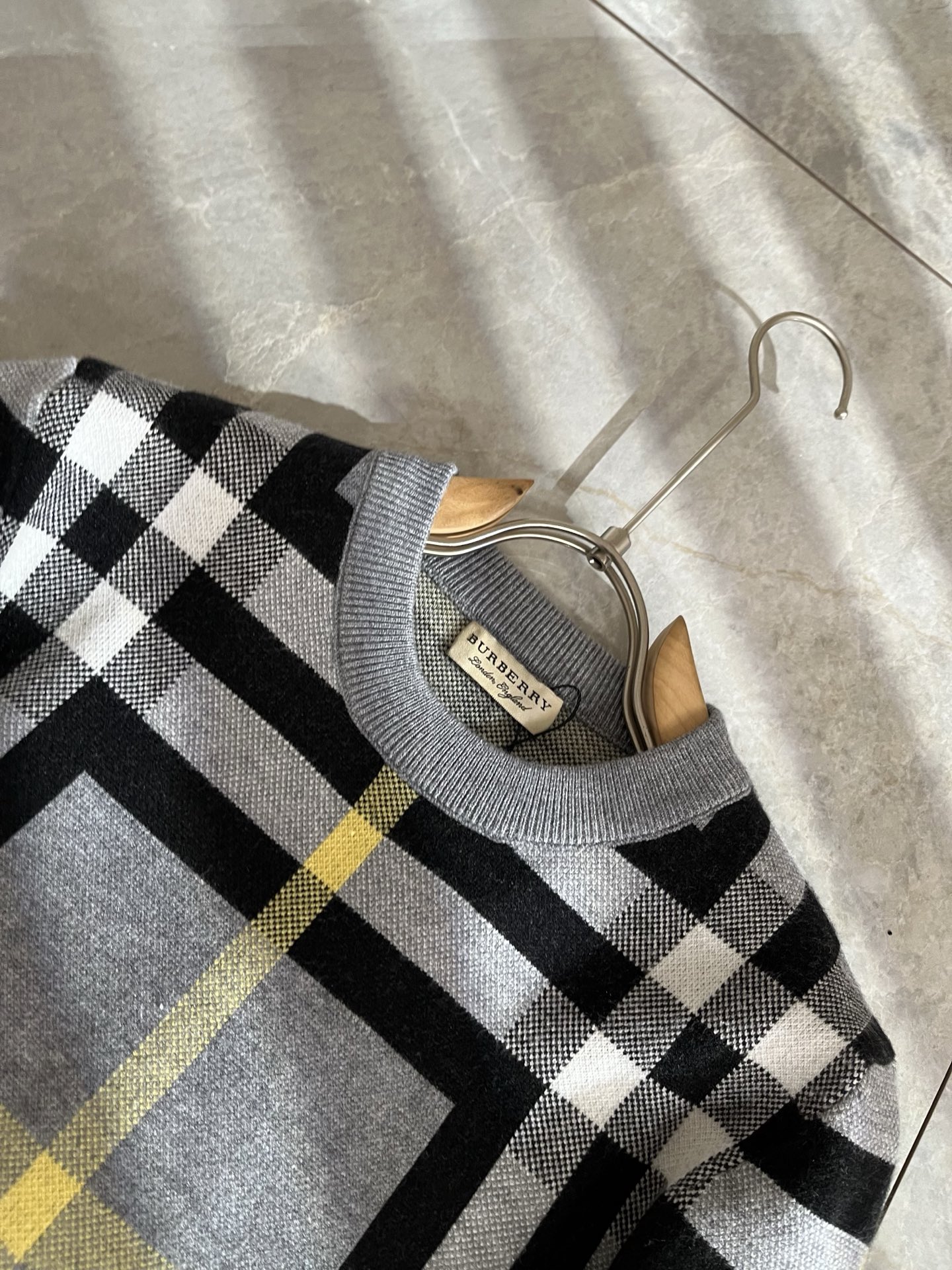 Bur*erry 巴*莉 2025秋冬新款男士针织羊毛衫，品牌最新设计元素！既不单调也不复杂,恰到好处的