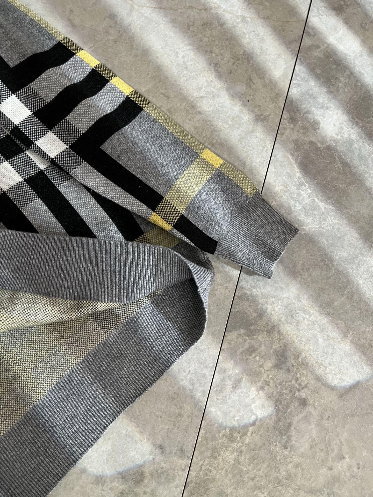 Bur*erry 巴*莉 2025秋冬新款男士针织羊毛衫，品牌最新设计元素！既不单调也不复杂,恰到好处的