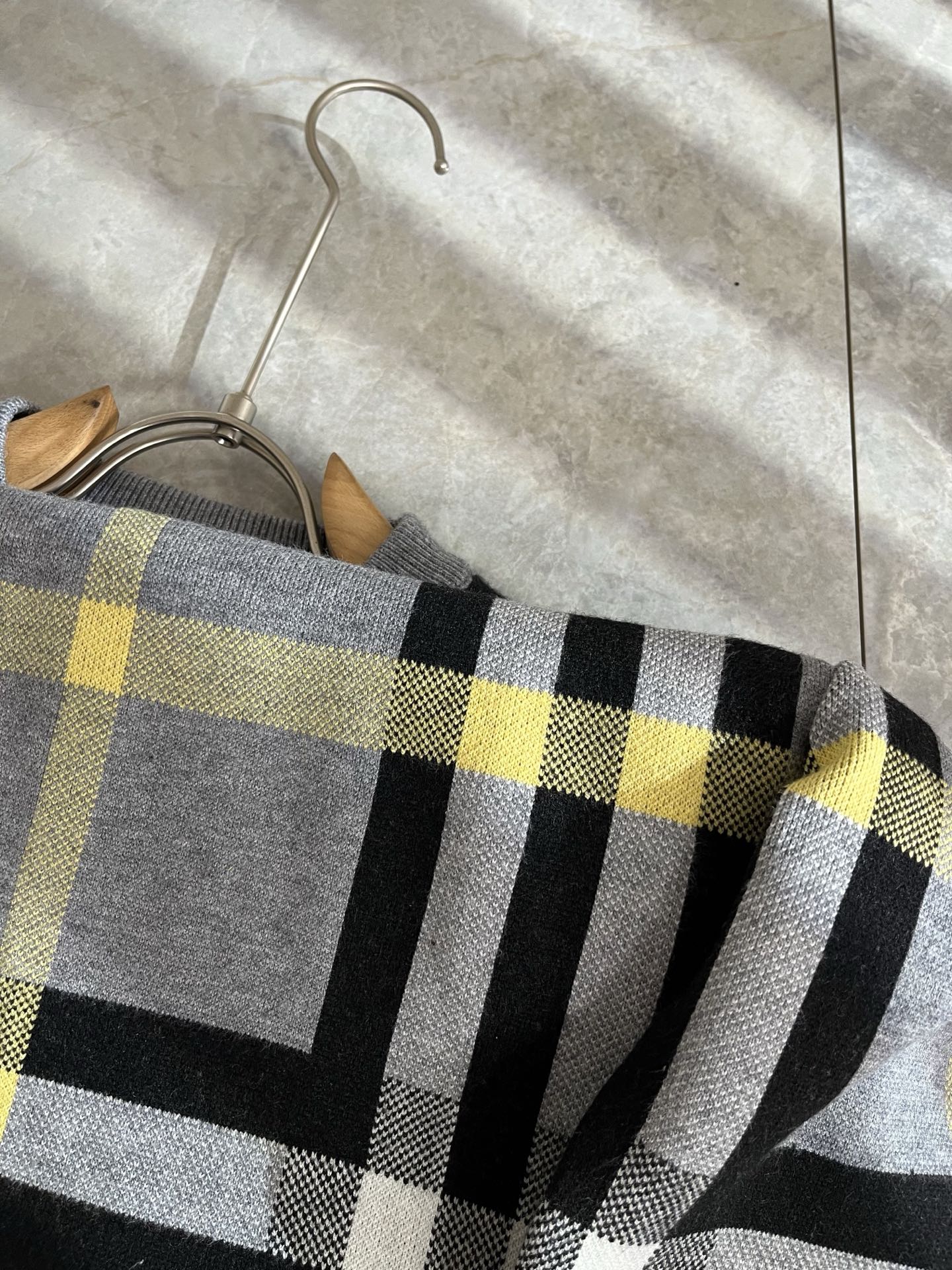 Bur*erry 巴*莉 2025秋冬新款男士针织羊毛衫，品牌最新设计元素！既不单调也不复杂,恰到好处的