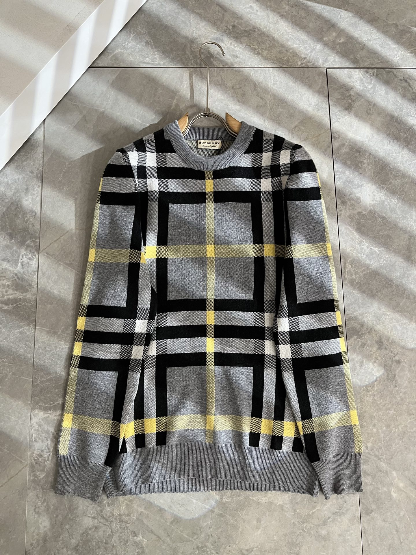 Bur*erry 巴*莉 2025秋冬新款男士针织羊毛衫，品牌最新设计元素！既不单调也不复杂,恰到好处的