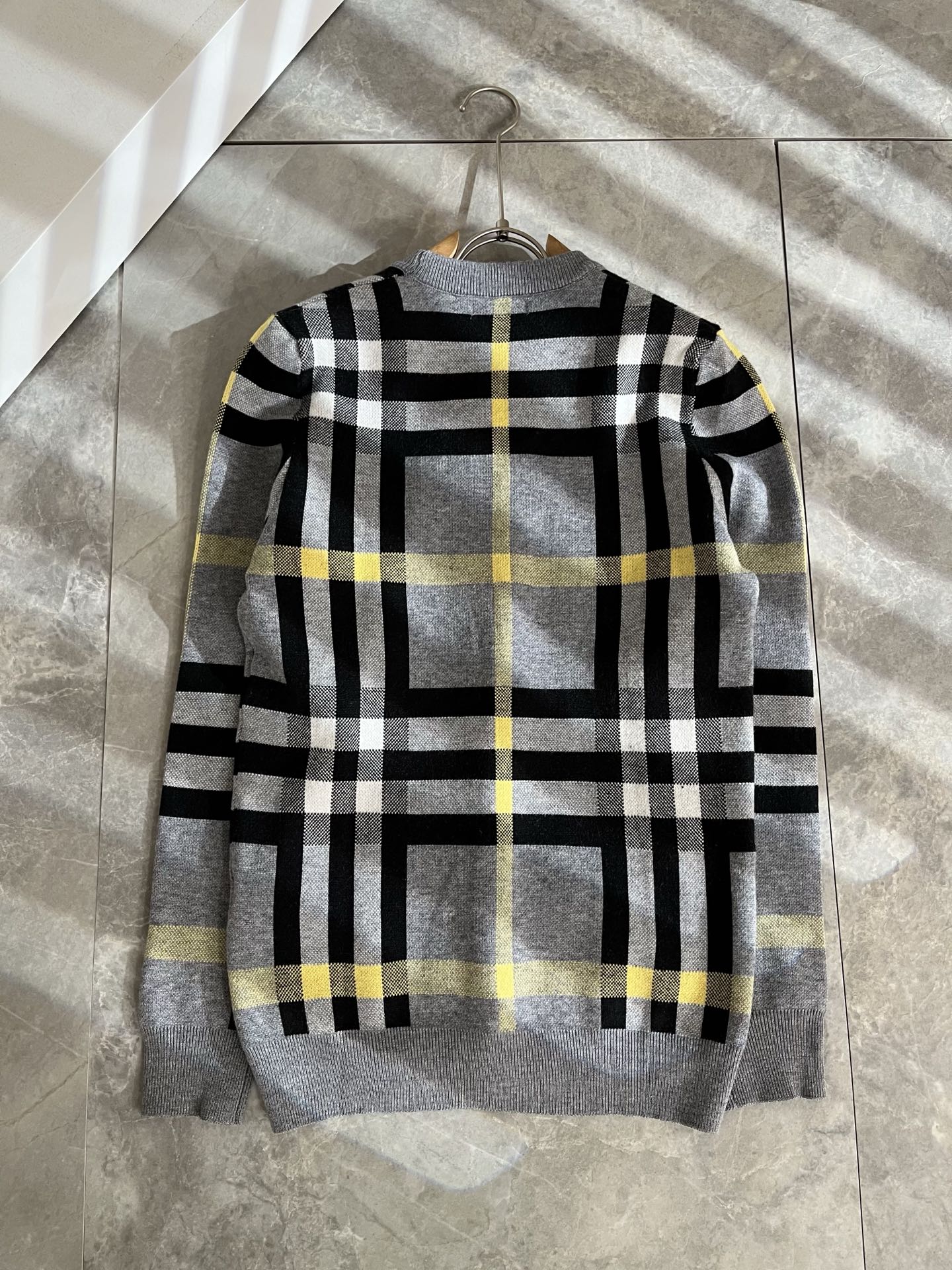 Bur*erry 巴*莉 2025秋冬新款男士针织羊毛衫，品牌最新设计元素！既不单调也不复杂,恰到好处的