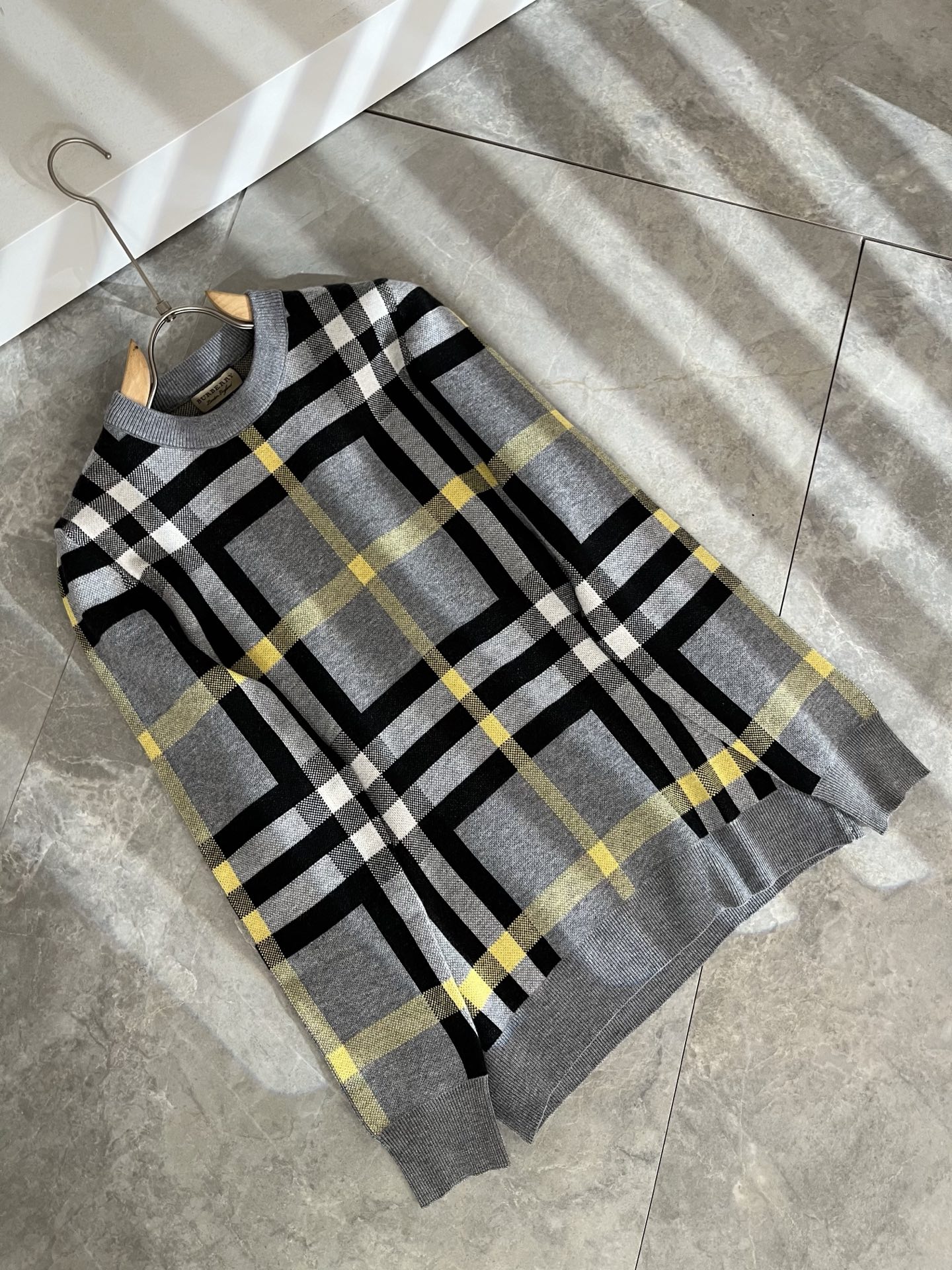 Bur*erry 巴*莉 2025秋冬新款男士针织羊毛衫，品牌最新设计元素！既不单调也不复杂,恰到好处的