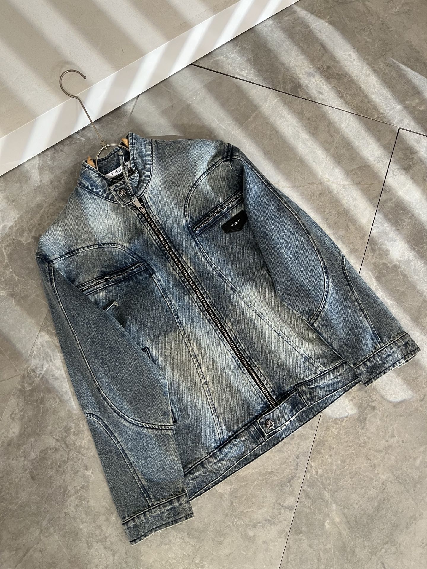 Giv*chy/纪*希2025秋冬新款男女同款👫牛仔长袖夹克外套，主创时尚注入了全新时尚能量。通过探索各