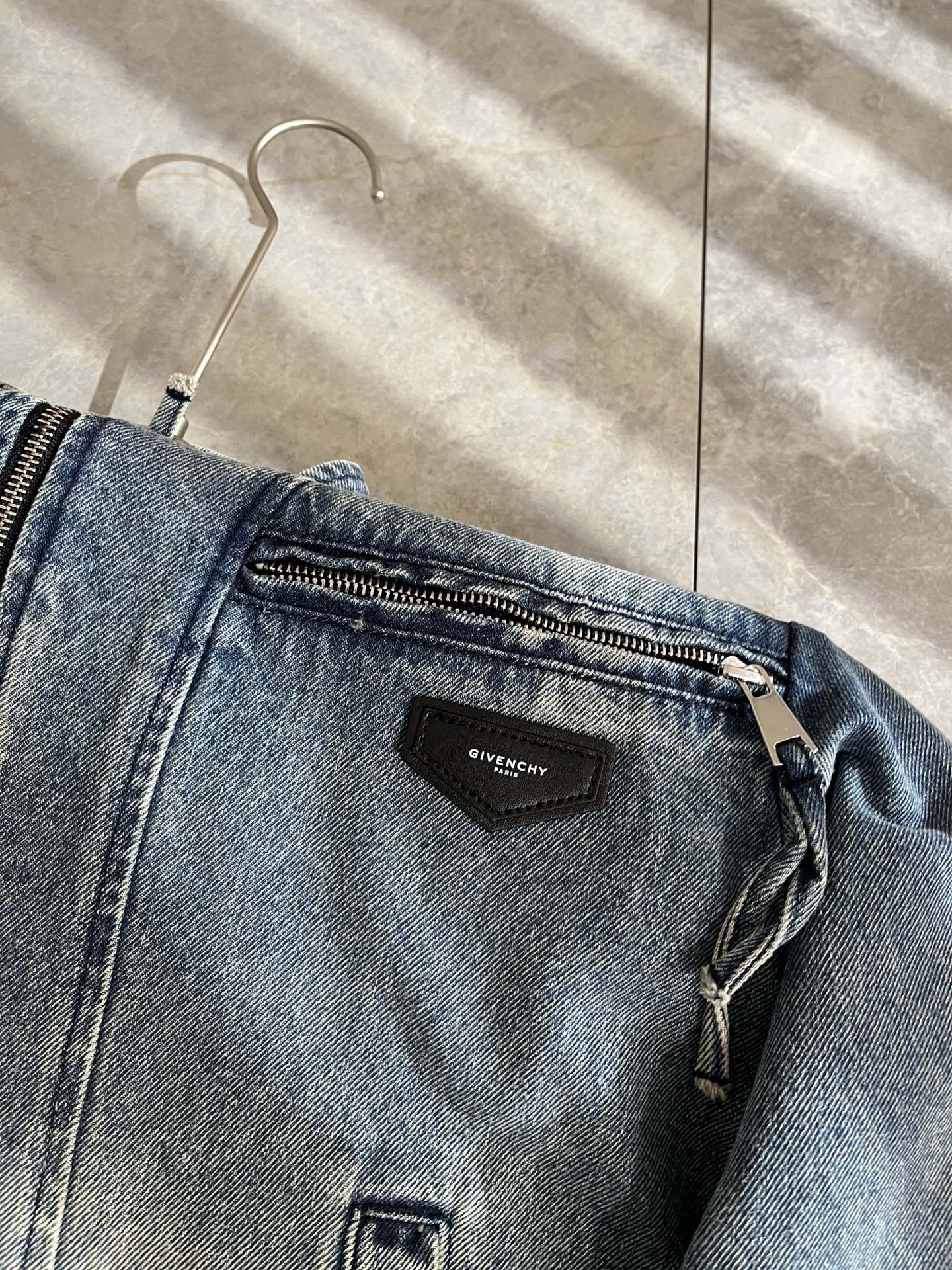 Giv*chy/纪*希2025秋冬新款男女同款👫牛仔长袖夹克外套，主创时尚注入了全新时尚能量。通过探索各