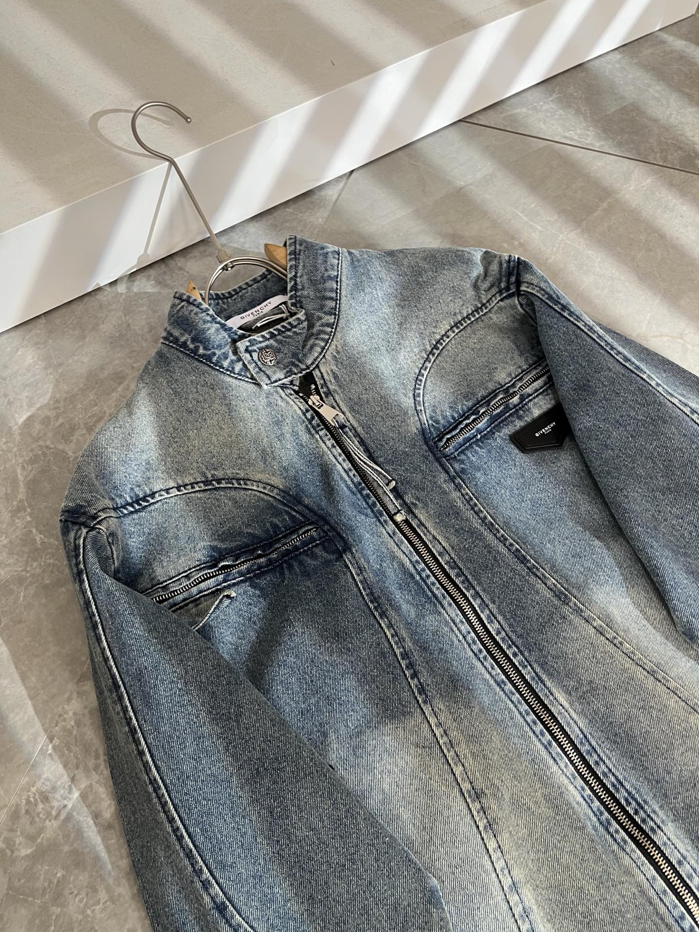 Giv*chy/纪*希2025秋冬新款男女同款👫牛仔长袖夹克外套，主创时尚注入了全新时尚能量。通过探索各