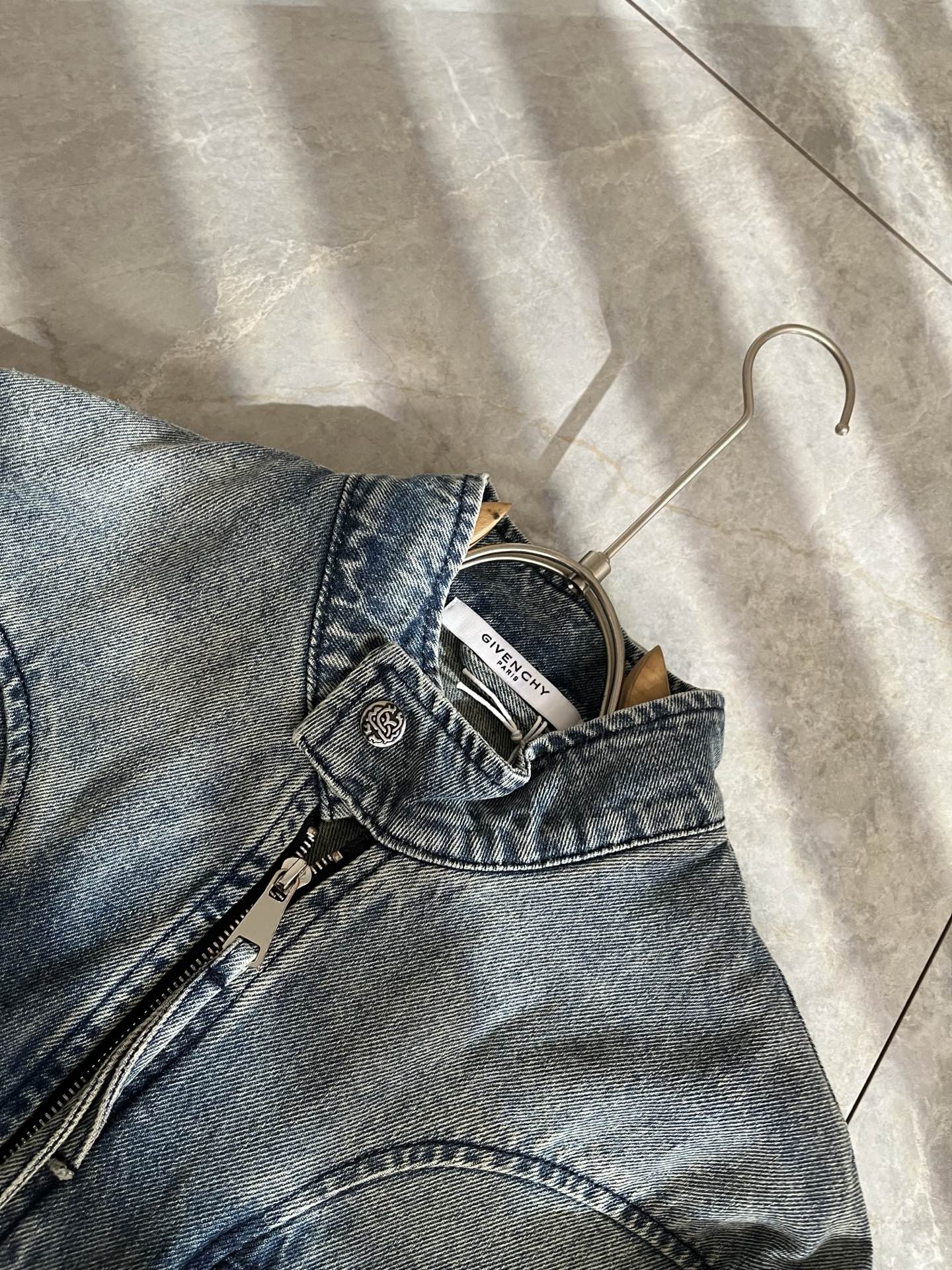 Giv*chy/纪*希2025秋冬新款男女同款👫牛仔长袖夹克外套，主创时尚注入了全新时尚能量。通过探索各