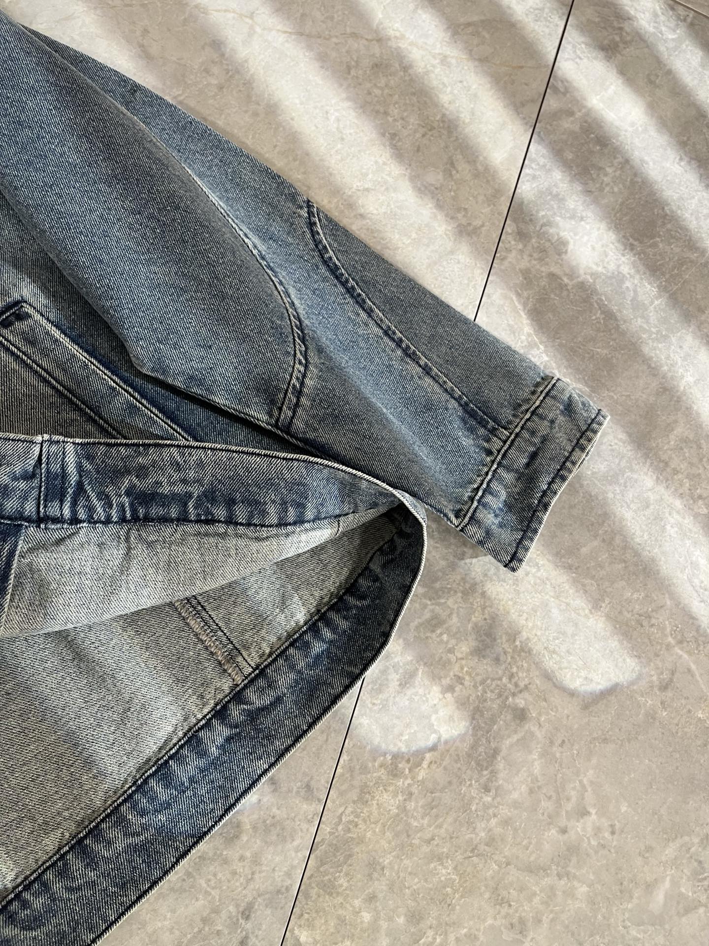 Giv*chy/纪*希2025秋冬新款男女同款👫牛仔长袖夹克外套，主创时尚注入了全新时尚能量。通过探索各