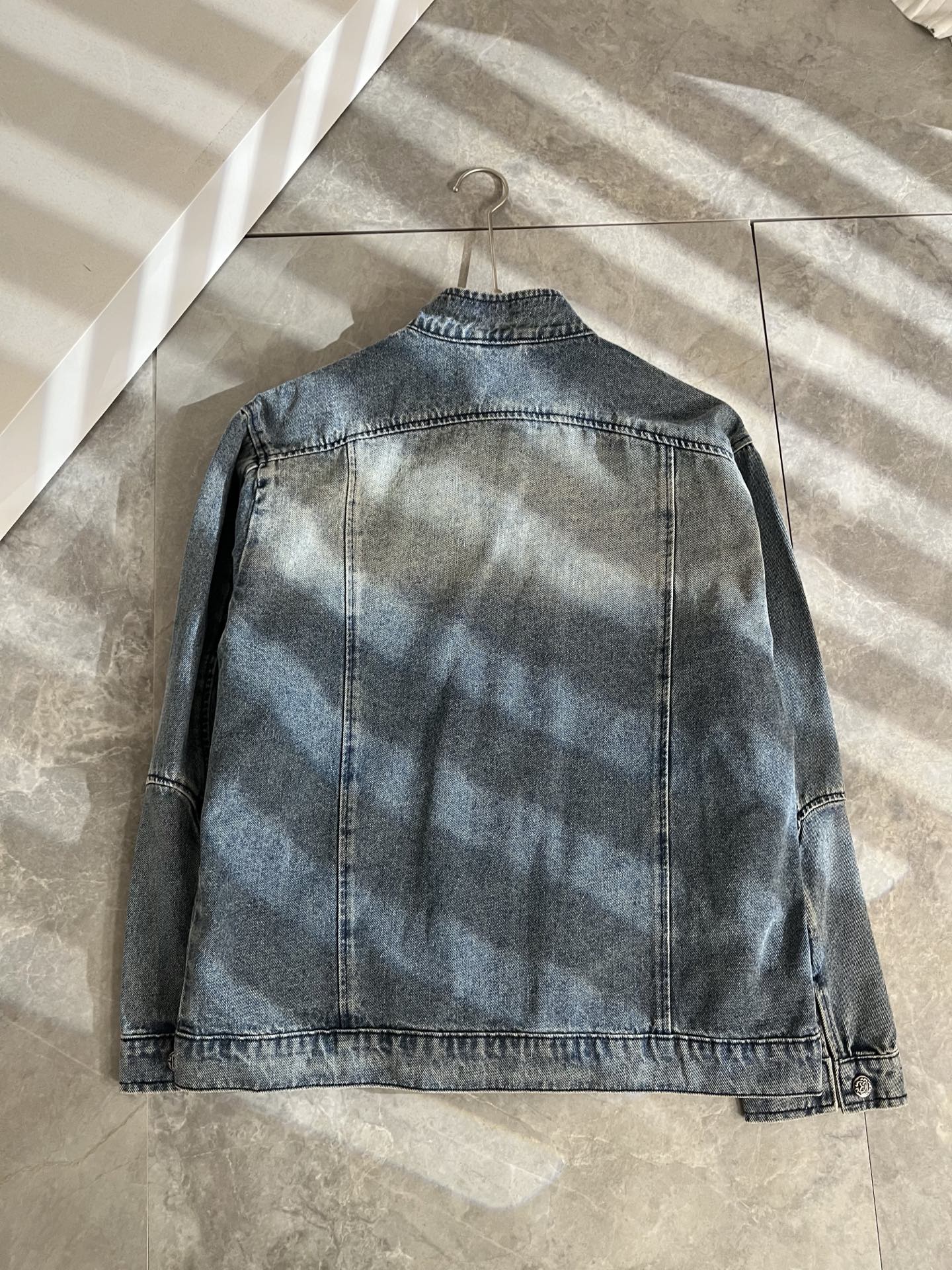 Giv*chy/纪*希2025秋冬新款男女同款👫牛仔长袖夹克外套，主创时尚注入了全新时尚能量。通过探索各