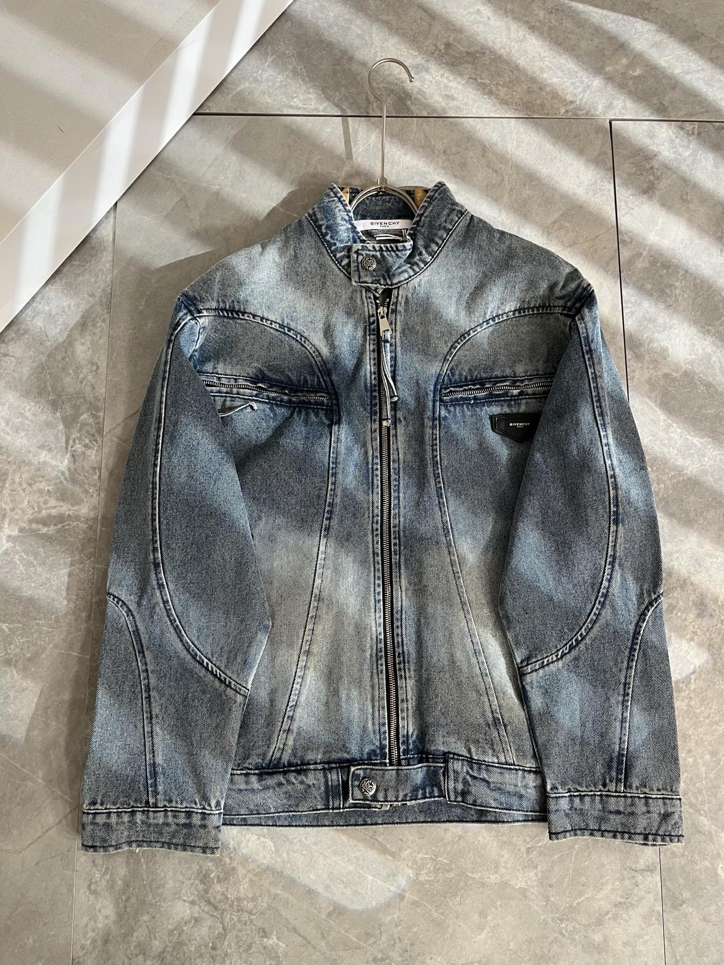 Giv*chy/纪*希2025秋冬新款男女同款👫牛仔长袖夹克外套，主创时尚注入了全新时尚能量。通过探索各