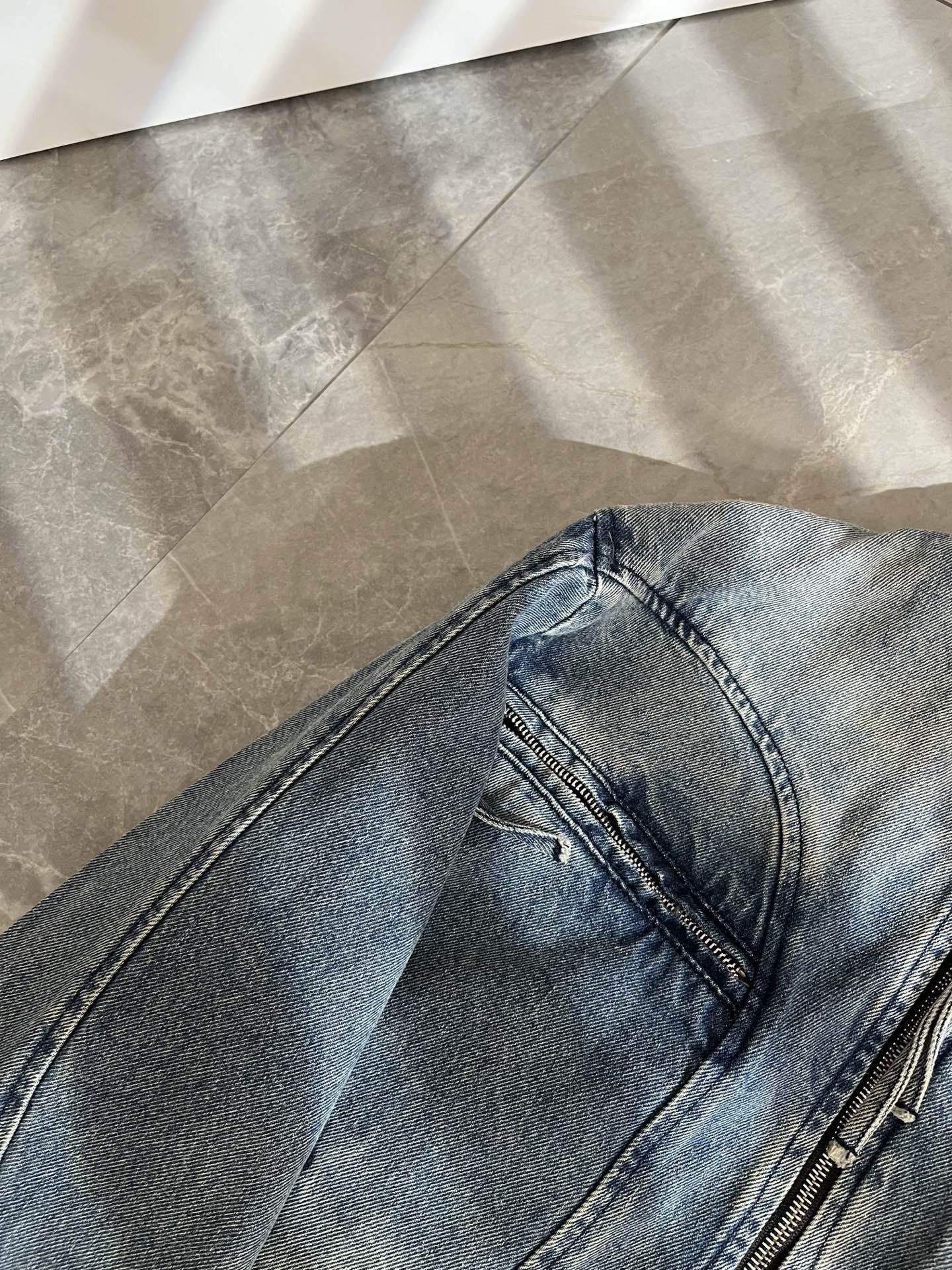 Giv*chy/纪*希2025秋冬新款男女同款👫牛仔长袖夹克外套，主创时尚注入了全新时尚能量。通过探索各