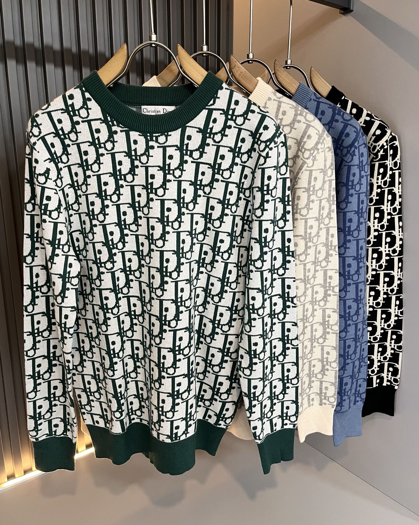 NO:541230,Dior*Dijia 2025 autumn and winter new knitted sweaters for men and women are on sale simultaneously in the counter!  Customized exclusive wool fabric, calm and versatile, extremely high-end, perfectly integrated with fashion and style, a top fashionable style that perfectly suits the outside wear!  The overall feeling is natural!  The ultimate classic uses panoramic three-dimensional crochet logo elements crochet design!  The ultimate perfection of heavy industry!  Fans who pursue high quality are please buy them by themselves, and all fans who know the goods are invited to appreciate this model together!  !  Size M-3XL, dior, dior, alexander wang19860909Dior*迪家 2025秋冬新款男女同款针织羊毛衫,专柜同步发售！定制专属羊毛面料,从容百搭,档次极高,完美融入时尚还有风情感一款完美符合外穿的顶尖时髦气质款！整体给人浑然天成的感觉！极致经典采用全景立体钩织logo元素钩织设计！极致的重工极致的完美！追求高品质的粉丝们请自行抢购,诚邀所有识货的粉丝一同鉴赏此款！！尺码M-3XL,,dior,dior,alexander wang,Men's clothing