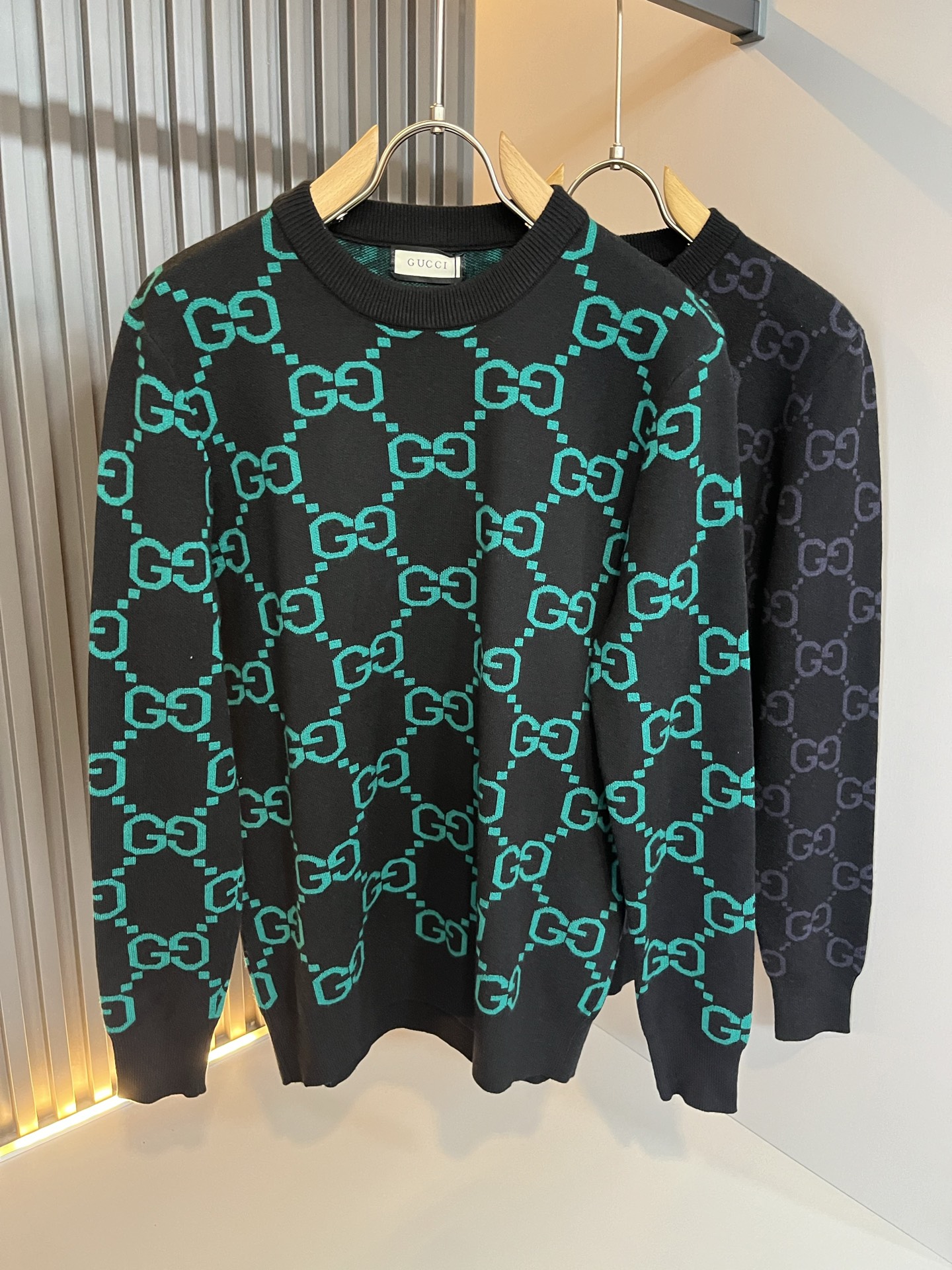 NO:547977,GUC*I Gujia New autumn and winter style for men and women, Gao Ke Heavy Knitted Wool sweater, panoramic crochet GG logo logo pattern design!  Trading companies have sparse channels and are released on the official website at the same time!  G Home Autumn and Winter Series Couple Sweater is online, and the design is classic color matching crochet design!  This sweater is selected for imported knitted wool material!  The fabric feels thick and has a certain sense of self-weight. It has a soft and dense terry texture. It is breathable and comfortable to wear with close body. It has beautiful colors and is eye-catching and fashionable. The unique patterns can definitely make you outstanding among the crowd!  Casual style cut design!  The upper body effect is age-reducing and versatile. It can easily get daily casual outfits for both men and women!  Size M-3XL, gucci, gucci, gucci, sweaters, alexander wang19860909GUC*I 古家 秋冬新款男女同款 高克重针织羊毛衫,全景钩织GG标识logo图案设计！ 贸易公司渠道稀出,同步官网发售！G家秋冬系列情侣毛衣上线,设计经典配色钩织设计！此款毛衣甄选客供进口针织羊毛材质！面料手感偏厚实,有一定的自重感,柔软绵密的毛圈肌理,贴身穿着透气亲肤舒适,色彩靓丽、吸睛时髦度爆棚,与众不同的图案绝对可以让你在人群中出彩万分！休闲版型裁剪设计！上身效果减龄又百搭,轻松Get起日常休闲穿搭,男女皆可轻松驾驭！尺码M-3XL,,gucci,gucci,gucci,sweaters,alexander wang,Men's clothing