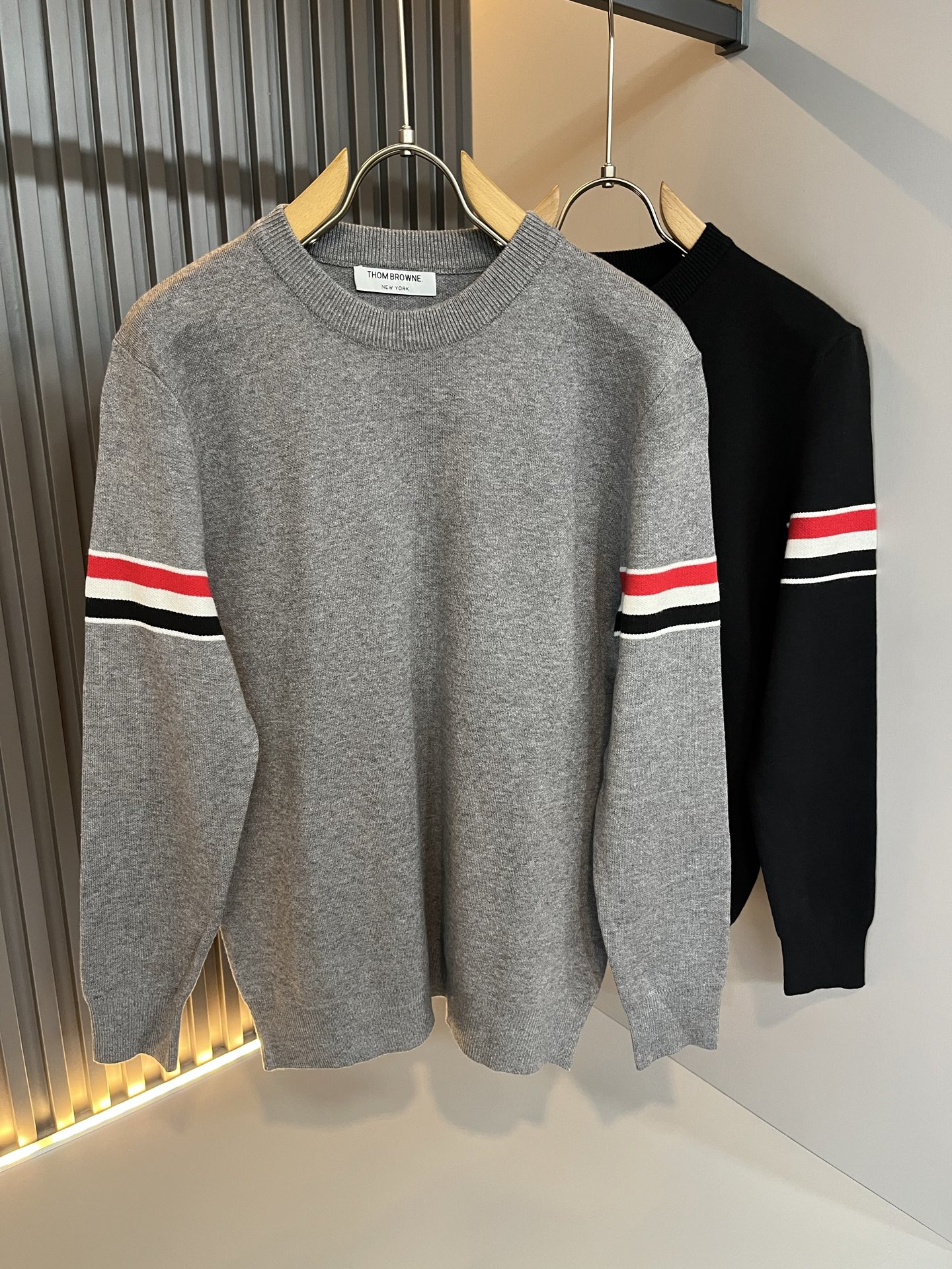 NO:550777,ThomBrow*e Tom*Lang's 2025 autumn and winter new men and women's same knitted wool sweater, this year's counter new product, super soft wool fabric for men and women!  Fashionable urban versatile models will definitely be super popular this year. They are a must-have artifact in autumn and winter. They have unique texture and soft and smooth feel, which is not a product that ordinary fabrics can compare with. Conventional knitted wool fabric design, crochet and classic iconic striped design!  A very charming design, with no lining inner seam and edge craftsmanship, very detailed, and a very technical one, the details determine the high-end. The minimalist seasonal design elements, a must-have for trendy men, and the perfect version, highly recommended!  Size M-3XL, alexander wang19860909ThomBrow*e汤姆*朗2025秋冬新款男女同款针织羊毛衫,今年的专柜新品,男女同款超软羊毛面料！时尚都市百搭款,今年必定超火爆,秋冬必备神器,质感独特,手感柔嫩顺滑,不是一般面料所能对比的产品.常规的针织羊毛面料设计,钩织搭配经典标识性经典条纹设计！可遇不可求的款 非常极具魅力的设计,无里布内缝包边工艺,细节非常到位,要非常讲究技术的一款,细节决定高端.极简当季的设计元素,潮男必备单品,完美版型,强烈推荐！尺码M-3XL,,alexander wang,Men's clothing