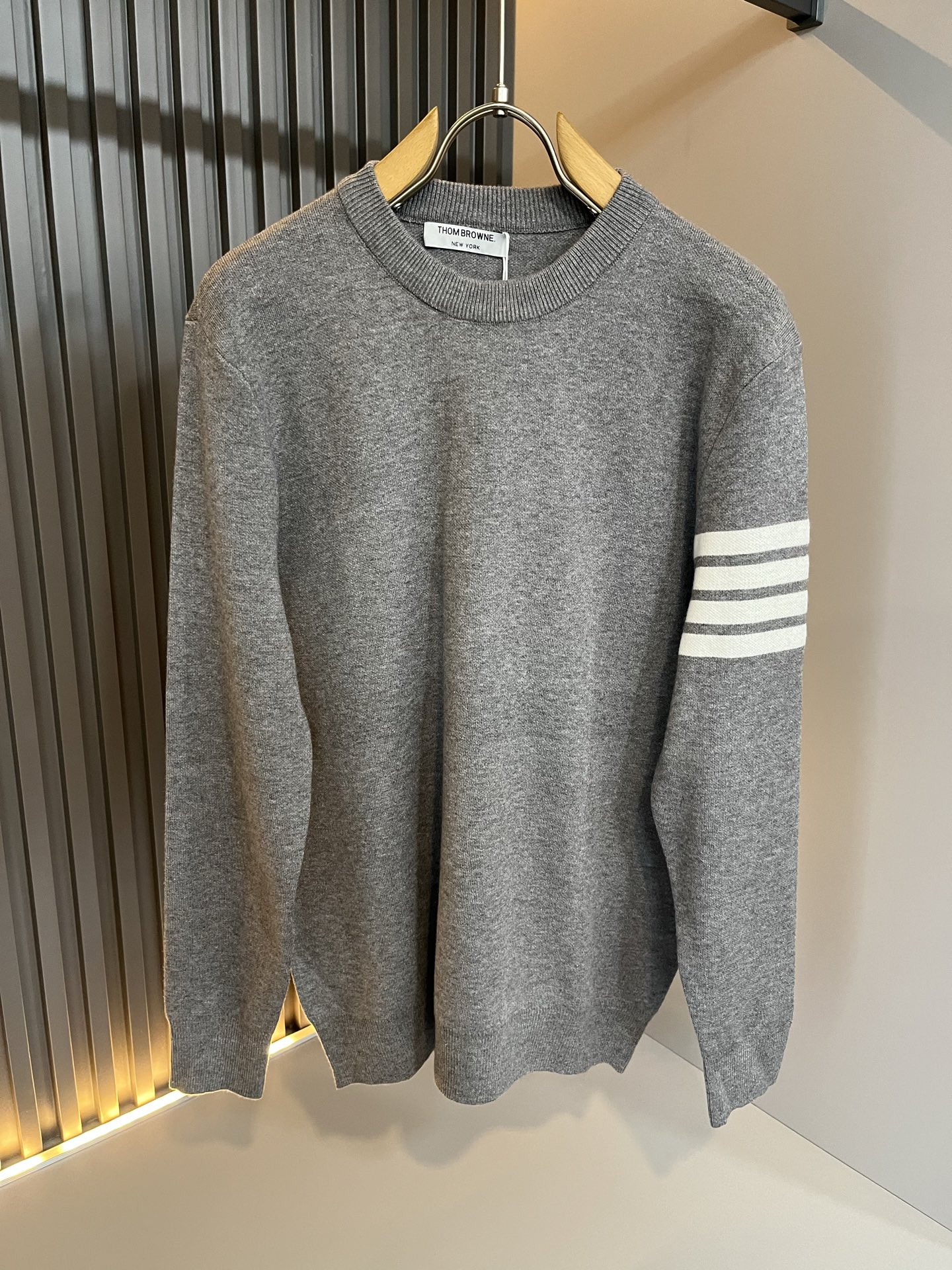 NO:550781,ThomBrow*e's 2025 autumn and winter new knitted wool sweater for men and women, this year's new counter product, super soft wool fabric for men and women!  A fashionable and versatile model for the city, it is sure to be super popular this year. It is a must-have artifact for autumn and winter. It has a unique texture and a soft and smooth feel. It is not a product that can be compared with ordinary fabrics. Regular knitted wool fabric design, crocheted with classic iconic stripe design!  A rare model that can only be found. Very attractive design, liningless inseam binding technology, and very detailed. It is a model that requires a lot of attention to technology. Details determine the high-end. Minimalist design elements of the season, a must-have item for trendy men, perfect fit, highly recommended!  Size M-3XL,,alexander wang19860909ThomBrow*e汤姆*朗2025秋冬新款男女同款针织羊毛衫,今年的专柜新品,男女同款超软羊毛面料！时尚都市百搭款,今年必定超火爆,秋冬必备神器,质感独特,手感柔嫩顺滑,不是一般面料所能对比的产品.常规的针织羊毛面料设计,钩织搭配经典标识性经典条纹设计！可遇不可求的款 非常极具魅力的设计,无里布内缝包边工艺,细节非常到位,要非常讲究技术的一款,细节决定高端.极简当季的设计元素,潮男必备单品,完美版型,强烈推荐！尺码M-3XL,,alexander wang,Men's clothing