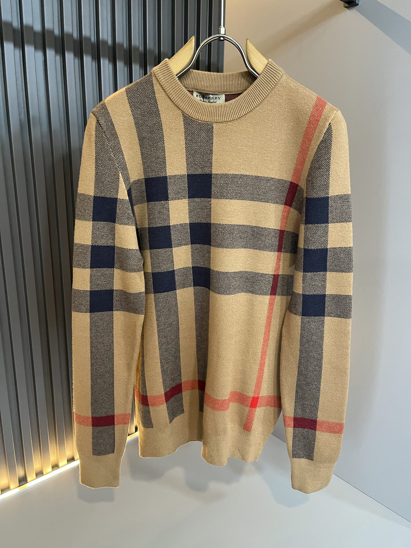 NO:565126,Bur*erry 2025 autumn and winter new men's knitted wool sweater, the brand's latest design elements!  It’s neither monotonous nor complicated, just the right amount to show off your taste!  Plaid striped knitted wool fabric!  Customized top-quality original wool fabrics for customers!  The unique luxury feel of the fabric presents a simple and elegant temperament!  Panoramic logo plaid crochet design!  The matching design has the brand’s unique style charm!  Standard cut design!  Every detail is in sync with high-end fashion. Sizes M-3XL, burberry, alexander wang19860909Bur*erry 巴*莉 2025秋冬新款男士针织羊毛衫,品牌最新设计元素！既不单调也不复杂,恰到好处的展现品味！格子条纹针织羊毛面料！客供定制羊毛顶级原版专属面料！面料独具的高奢感呈现简约优雅气质！全景标识格子钩织设计！搭配设计极具品牌独特风格魅力！标准裁剪设计！每一处细节都是与高端时尚同步的体现.尺码M-3XL,,burberry,alexander wang,Men's clothing