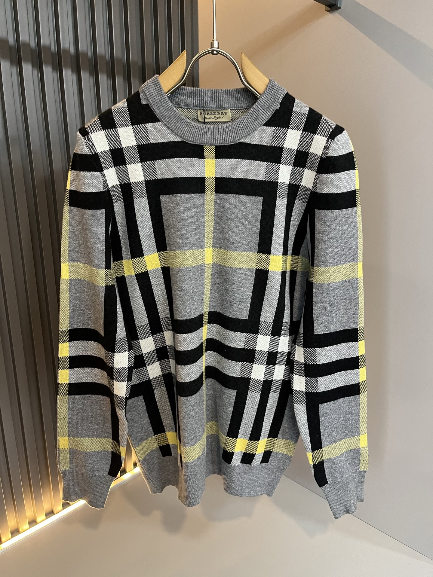 NO:566853,Bur*erry's new fall and winter men's knitted wool sweater, the brand's latest design elements!  It’s neither monotonous nor complicated, just the right amount to show off your taste!  Plaid striped knitted wool fabric!  Customized top-quality original wool fabrics for customers!  The unique luxury feel of the fabric presents a simple and elegant temperament!  Panoramic logo plaid crochet design!  The matching design has the brand’s unique style charm!  Standard cut design!  Every detail is in sync with high-end fashion. Sizes M-3XL, burberry, alexander wang19860909Bur*erry 巴*莉 秋冬新款男士针织羊毛衫,品牌最新设计元素！既不单调也不复杂,恰到好处的展现品味！格子条纹针织羊毛面料！客供定制羊毛顶级原版专属面料！面料独具的高奢感呈现简约优雅气质！全景标识格子钩织设计！搭配设计极具品牌独特风格魅力！标准裁剪设计！每一处细节都是与高端时尚同步的体现.尺码M-3XL,,burberry,alexander wang,Men's clothing