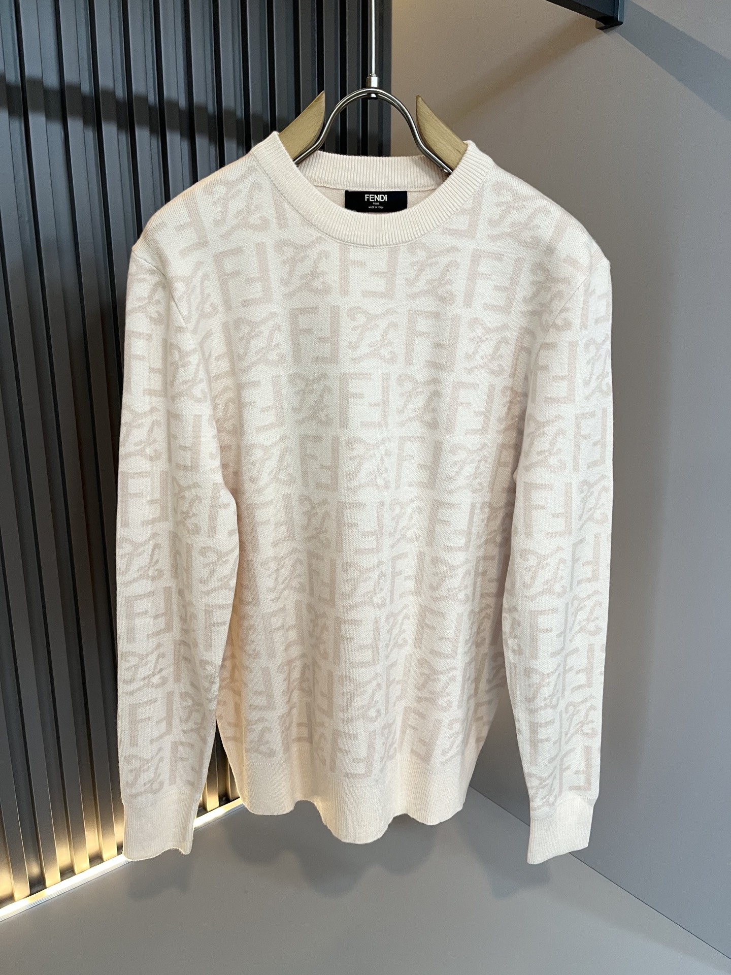 NO:566845,FEN*I Fen*di's new fall and winter FD family knitted sweater for men and women, which is versatile for both men and women. Original order from Italy, a popular item of the FD family, a representative and full-scale boutique, a boutique worth buying for all FD fans!  Pure Italian channel orders, the FD family's high-end and popular products, very popular items at the moment, high-end goods worth keeping for yourself and giving away!  The most classic BUGS series style items of the FD family are trendy and beautiful, full of trendy atmosphere, extremely high-grade and standard, and adopt the very classic FF logo crochet design!  It gives people a very strong visual impact, has a high degree of recognition, and is a top-notch exclusive wool fabric!  Made of soft, delicate and comfortable touch, the appearance is quite high-end and classy!  It perfectly interprets the charm of the brand and leaves a deep impression on people. It is more fashionable and charming, the upper body is generous and fashionable, and there is no pressure to wear it!  Wear it alone or paired with it, it’s a beautiful sight that can’t be ignored!  Size M-3XL,,fendi,dior,alexander wang19860909FEN*I 芬*迪 秋冬新款FD家族男女同款针织羊毛衫,男女同款百搭.意大利原厂订单,FD家族人气单品,代表性十足,规格感十足的精品,所有FD粉丝都值得抢购的精品！纯正意代渠道订单,FD家族的高奢人气爆款产物,当下十分火爆的单品,值得自留和送人的高端货！FD家族最为经典的BUGS系列款式单品,新潮又好看,潮流气息感十足,档次规格感极高,并且采用十分经典的FF标志logo钩织设计！给人的视觉冲击感相当强烈,有着极高的辨识度,顶级专属羊毛面料！打造,触感柔软细腻舒适,品相相当高级有档次！完美诠释品牌魅力,给人留下深刻印象.更具时尚与韵味,上身大方时尚,对于穿搭更是毫无压力！单穿内搭都极有味道,不可忽视的靓丽风景线！ 尺码M-3XL,,fendi,dior,alexander wang,Men's clothing