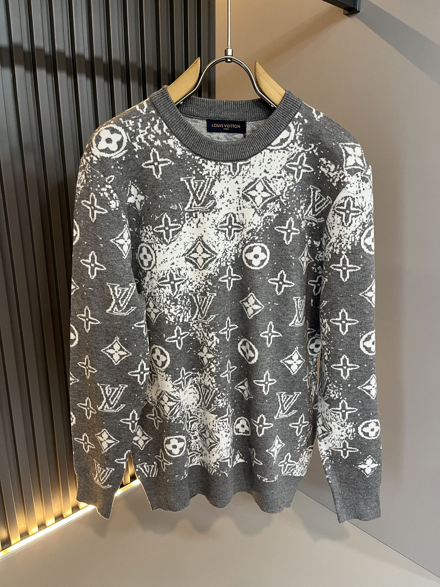 NO:565130,Louis Vuit*on 2025 autumn and winter Louis family light luxury Monogram crocheted knitted sweater!  Same decoration for men and women!  The new high-end of the Louis family, the details and quality are always so flawless, and the creative designs are endless. You are not a fashionista if you don’t buy a few pieces of Louis this autumn and winter. Monogram crochet pattern design!  It is something that everyone loves. Made of top-quality wool blend, it is super soft and tough, and has excellent breathability. It comes from world-class trading OEM channels, and the quantity is extremely rare and sold out. It is a presbyopic item that is released every year by 'Donkey Brand'.  The body logo presents an unusual texture, clean and neat. This is the Louis family's unique skill and the latest craftsmanship of this season. The level of detail has reached the top, and the slim and three-dimensional tailoring is a unique design. It is a fusion of luxury and fashion!  Size M-3XL,,louis vuitton,louis vuitton,louis vuitton,alexander wang19860909Louis Vuit*on 2025秋冬路易家族轻奢Monogram钩织针织羊毛衫！男女同款装饰！ 路易家族的新高端,细节品质永远的那么完美无瑕,创意设计层出不穷.今年秋冬季节没有入手几件路易你算不上时尚达人.Monogram钩织图案设计！实属人见人爱的东西.顶级羊毛混纺打造,超级柔软且具有韧性,透气感也是绝佳.来自世界级贸易级别的代工厂渠道,数量极其稀少售完无补.“驴牌”每年都会出的老花单品,立体Logo呈现不一般的质感,干净俐落.这是路易家族的看家绝活也是本季度的最新工艺.细致化程度已经达到顶端了,修身立体剪裁的版型设计堪称一绝.属于奢华与时尚的融合！尺码M-3XL,,louis vuitton,louis vuitton,louis vuitton,alexander wang,Men's clothing