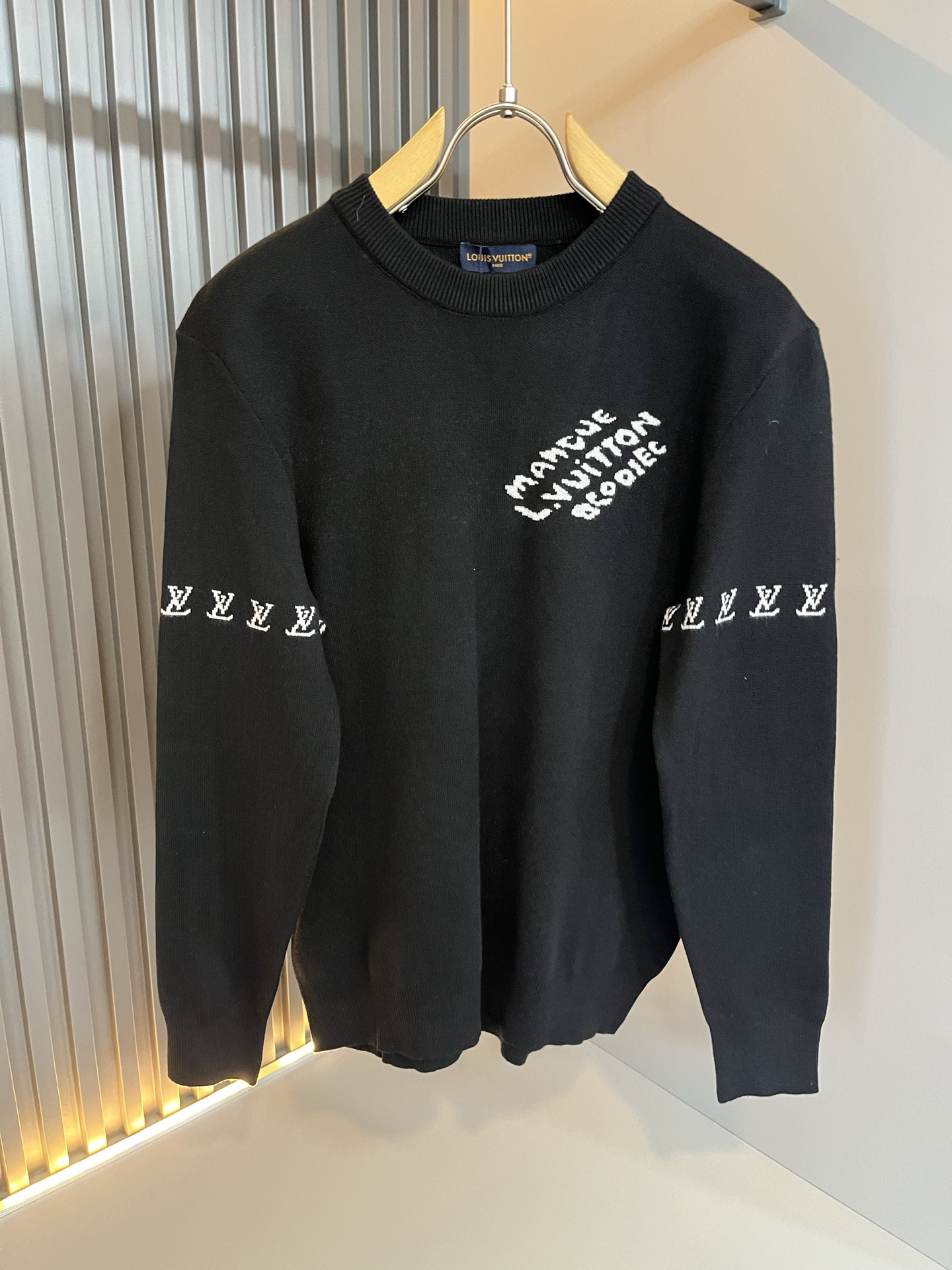 NO:571791,Louis Vuit*on 2025 autumn and winter Louis family light luxury knitted woolen sweater!  Same decoration for men and women!  The new high-end of the Louis family, the details and quality are always so perfect, and the creative designs are endless. You are not a fashionista if you don’t buy a few pieces of Louis this autumn and winter. The crocheted logo pattern design on the chest!  It is something that everyone loves. Made of top-quality wool blend, it is super soft and tough, and has excellent breathability. It comes from world-class trading OEM channels, and the quantity is extremely rare and sold out. It is a presbyopic item that is released every year by 'Donkey Brand'.  The body logo presents an unusual texture, clean and neat. This is the Louis family's unique skill and the latest craftsmanship of this season. The level of detail has reached the top, and the slim and three-dimensional tailoring is a unique design. It is a fusion of luxury and fashion!  Size M-3XL,,louis vuitton,louis vuitton,louis vuitton,alexander wang19860909Louis Vuit*on 2025秋冬路易家族轻奢针织羊毛衫！男女同款装饰！ 路易家族的新高端,细节品质永远的那么完美无瑕,创意设计层出不穷.今年秋冬季节没有入手几件路易你算不上时尚达人.胸前钩织logo图案设计！实属人见人爱的东西.顶级羊毛混纺打造,超级柔软且具有韧性,透气感也是绝佳.来自世界级贸易级别的代工厂渠道,数量极其稀少售完无补.“驴牌”每年都会出的老花单品,立体Logo呈现不一般的质感,干净俐落.这是路易家族的看家绝活也是本季度的最新工艺.细致化程度已经达到顶端了,修身立体剪裁的版型设计堪称一绝.属于奢华与时尚的融合！尺码M-3XL,,louis vuitton,louis vuitton,louis vuitton,alexander wang,Men's clothing