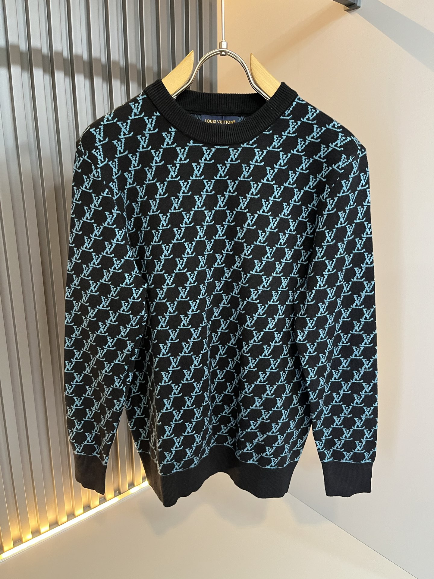 NO:565121,Louis Vuit*on 2025 autumn and winter Louis family light luxury Monogram crocheted knitted sweater!  Same decoration for men and women!  The new high-end of the Louis family, the details and quality are always so flawless, and the creative designs are endless. You are not a fashionista if you don’t buy a few pieces of Louis this autumn and winter. Monogram crochet pattern design!  It is something that everyone loves. Made of top-quality wool blend, it is super soft and tough, and has excellent breathability. It comes from world-class trading OEM channels, and the quantity is extremely rare and sold out. It is a presbyopic item that is released every year by 'Donkey Brand'.  The body logo presents an unusual texture, clean and neat. This is the Louis family's unique skill and the latest craftsmanship of this season. The level of detail has reached the top, and the slim and three-dimensional tailoring is a unique design. It is a fusion of luxury and fashion!  Size M-3XL,,louis vuitton,louis vuitton,louis vuitton,alexander wang19860909Louis Vuit*on 2025秋冬路易家族轻奢Monogram钩织针织羊毛衫！男女同款装饰！ 路易家族的新高端,细节品质永远的那么完美无瑕,创意设计层出不穷.今年秋冬季节没有入手几件路易你算不上时尚达人.Monogram钩织图案设计！实属人见人爱的东西.顶级羊毛混纺打造,超级柔软且具有韧性,透气感也是绝佳.来自世界级贸易级别的代工厂渠道,数量极其稀少售完无补.“驴牌”每年都会出的老花单品,立体Logo呈现不一般的质感,干净俐落.这是路易家族的看家绝活也是本季度的最新工艺.细致化程度已经达到顶端了,修身立体剪裁的版型设计堪称一绝.属于奢华与时尚的融合！尺码M-3XL,,louis vuitton,louis vuitton,louis vuitton,alexander wang,Men's clothing