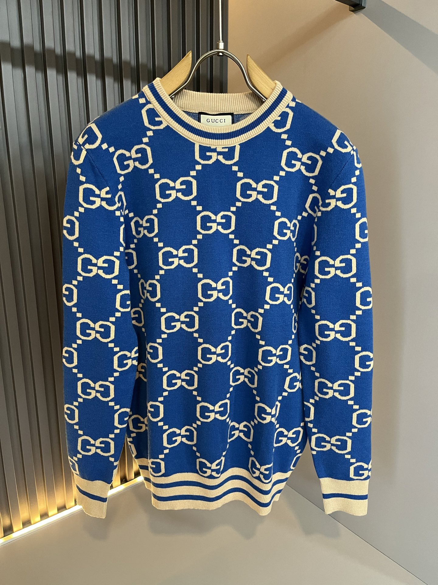 NO:566873,GUC*I Gujia's new fall and winter styles for men and women, high weight knitted woolen sweaters, panoramic crocheted GG logo pattern design!  Trading company channels are rare and available on the official website simultaneously!  G's autumn and winter series of couple sweaters are online, with classic color crochet designs!  This sweater is made of imported knitted wool!  The fabric feels thick and has a certain sense of weight. It has a soft and dense terry texture. It is breathable and skin-friendly and comfortable to wear. The color is beautiful, eye-catching and fashionable. The unique pattern will definitely make you stand out in the crowd!  Casual cut design!  The upper body effect is age-reducing and versatile, making it easy to wear in daily casual wear, and can be easily worn by both men and women!  Size M-3XL,,gucci,gucci,gucci,sweaters,alexander wang19860909GUC*I 古家 秋冬新款男女同款 高克重针织羊毛衫,全景钩织GG标识logo图案设计！ 贸易公司渠道稀出,同步官网发售！G家秋冬系列情侣毛衣上线,设计经典配色钩织设计！此款毛衣甄选客供进口针织羊毛材质！面料手感偏厚实,有一定的自重感,柔软绵密的毛圈肌理,贴身穿着透气亲肤舒适,色彩靓丽、吸睛时髦度爆棚,与众不同的图案绝对可以让你在人群中出彩万分！休闲版型裁剪设计！上身效果减龄又百搭,轻松Get起日常休闲穿搭,男女皆可轻松驾驭！尺码M-3XL,,gucci,gucci,gucci,sweaters,alexander wang,Men's clothing