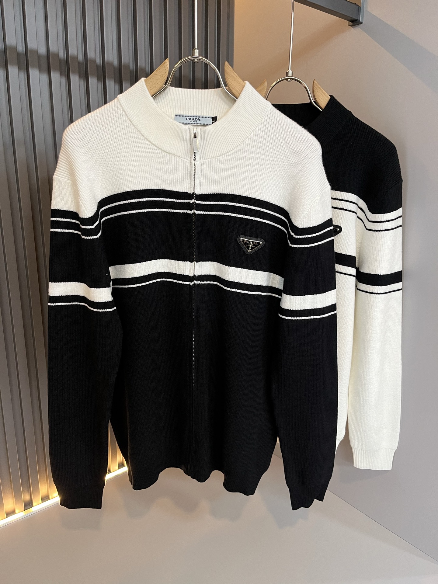 NO:537262,PRAD*A Pu*da 2025 autumn and winter new men's knitted wool sweater, the latest model is exclusively available on the entire network!  !  ~ It is classic and fashionable and versatile, who doesn’t like it? It will show the classic again. It is very pleasing to the eye and comes with a low luxury halo and recognition!  Pr*da's traditional brand concept and modern advanced technology are perfectly combined. Coupled with the extremely modern and modern minimalist design, P's exclusive three-dimensional triangle logo hardware design!  Customized 100% imported wool fabric!  The texture of this model is quite touching, the specifications and grades are known with tentacles. The degree of delicateness and breathability are top-notch!  Size M-4XL, prada, alexander wang19860909PRAD*A普*达2025秋冬新款男士针织羊毛衫,最新款全网独家首上！！~既经典有时尚百搭,谁不爱啊,将经典再次展现,非常的耐看,自带低奢光环与辨识度！Pr*da传统的品牌理念和现代化的先进技术进行了完美结合.加上极其现代摩登风范的简约设计,p家专属立体三角标识五金设计！定制百分百进口羊毛面料！此款的质感相当感人 触手便知规格档次 细腻程度与透气效果堪称顶级！尺码M-4XL,,prada,alexander wang,Men's clothing