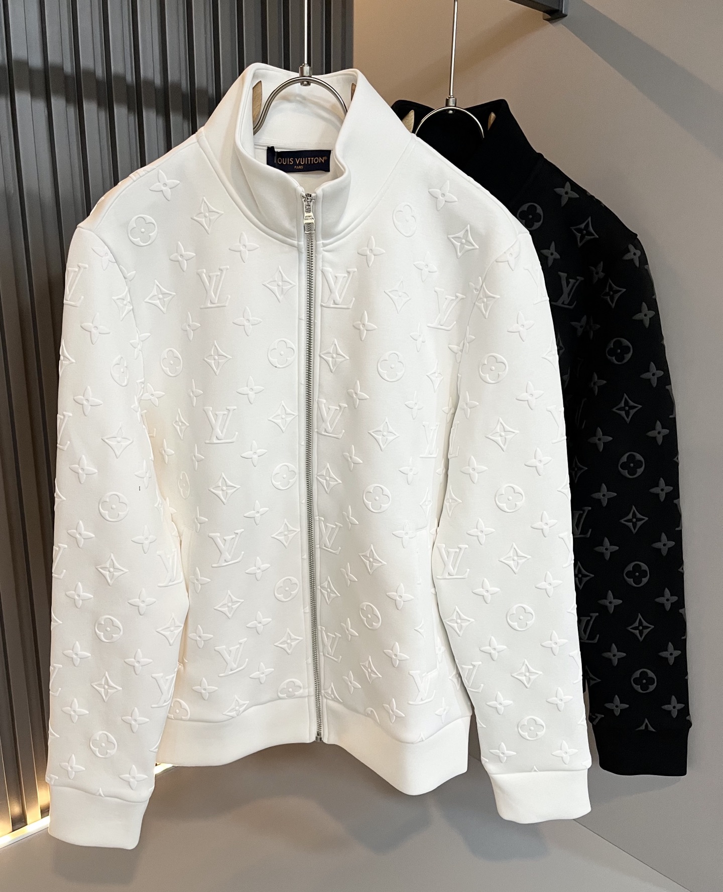 NO:538275,Louis Vuit*on 2025 autumn and winter new light luxury men and women's same jacket jacket, the new high-end of the Louis family, the details and quality are always flawless, heavy industry washing design!  Panoramic logo pattern design!  If you don’t buy a few Louis items this fall and winter, you are not considered a fashion expert. It interprets Louis’ iconic elements, which are really something that everyone loves. It is super soft and tough, and has an excellent breathability. It comes from world-class trade-level OEM channels, with extremely rare quantity and no help after selling out. It is clean and neat. This is the special skill of the Louis family and the latest craftsmanship this quarter. The degree of meticulousness has reached the top, and the loose three-dimensional tailoring design is a unique one. It is a fusion of luxury and fashion!  Size M-3XL, louis vuitton,louis vuitton,jackets & coats,jackets & coats,alexander wang19860909Louis Vuit*on 路易*登 2025秋冬新款轻奢男女同款夹克外套,路易家族的新高端,细节品质永远的那么完美无瑕,重工洗水设计！全景logo图案设计！今年秋冬季节没有入手几件路易你算不上时尚达人.诠释路易的标志性元素,实属人见人爱的东西.超级柔软且具有韧性,透气感也是绝佳.来自世界级贸易级别的代工厂渠道,数量极其稀少售完无补.干净俐落.这是路易家族的看家绝活也是本季度的最新工艺.细致化程度已经达到顶端了,宽松立体剪裁的版型设计堪称一绝.属于奢华与时尚的融合！尺码M-3XL,,louis vuitton,louis vuitton,jackets & coats,jackets & coats,alexander wang,Men's clothing