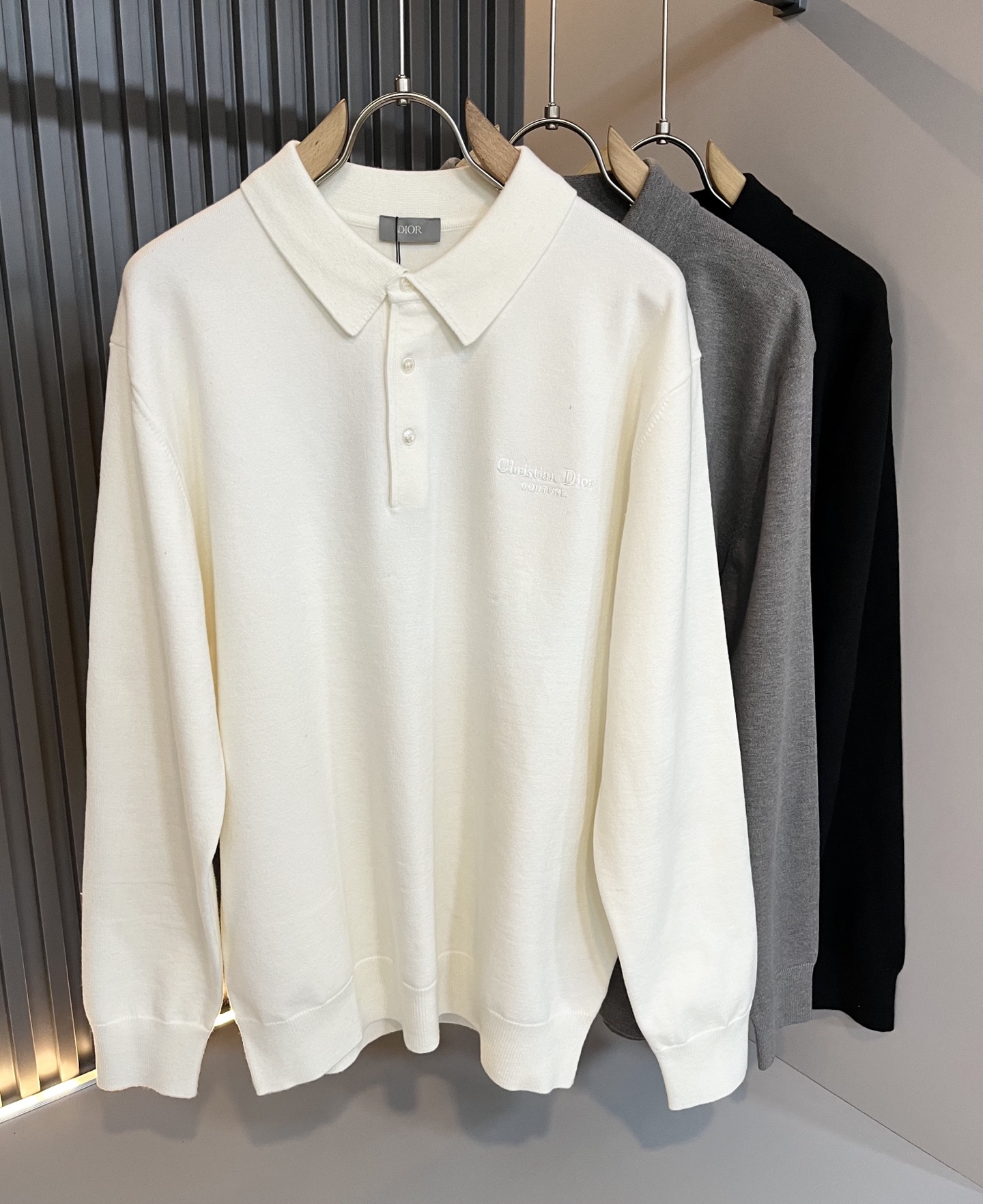 NO:537256,Dio*Dijia 2025 autumn and winter new styles for men and women, knitted wool sweaters, available at the same time in the counter!  Customized exclusive wool fabric, calm and versatile, extremely high-end, perfectly integrated with fashion and style, a top fashionable style that perfectly suits the outside wear!  The overall feeling is natural!  The ultimate classic uses the latest three-dimensional letter logo elements embroidery design!  The ultimate perfection of heavy industry!  Fans who pursue high quality are please buy them by themselves, and all fans who know the goods are invited to appreciate this model together!  !  Size M bust 53 Shoulder width 44 Clothes 70 Sleeve length 62 L bust 55 Shoulder width 46 Clothes 72 Sleeve length 63 XL bust 57 Shoulder width 48 Clothes 74 Sleeve length 64 2XL bust 59 Shoulder width 50 Clothes 76 Sleeve length 65 3XL bust 61 Shoulder width 52 Clothes 77 Sleeve length 66,,dior,dior,alexander wang19860909Dio*迪家 2025秋冬新款男女同款针织羊毛衫,专柜同步发售！定制专属羊毛面料,从容百搭,档次极高,完美融入时尚还有风情感一款完美符合外穿的顶尖时髦气质款！整体给人浑然天成的感觉！极致经典采用最新立体字母logo元素刺绣设计！极致的重工极致的完美！追求高品质的粉丝们请自行抢购,诚邀所有识货的粉丝一同鉴赏此款！！尺码M胸围53 肩宽44 衣长70 袖长62 L胸围55 肩宽46 衣长72 袖长63 XL胸围57 肩宽48 衣长74 袖长64 2XL胸围59 肩宽50 衣长76 袖长65 3XL胸围61 肩宽52 衣长77 袖长66,,dior,dior,alexander wang,Men's clothing