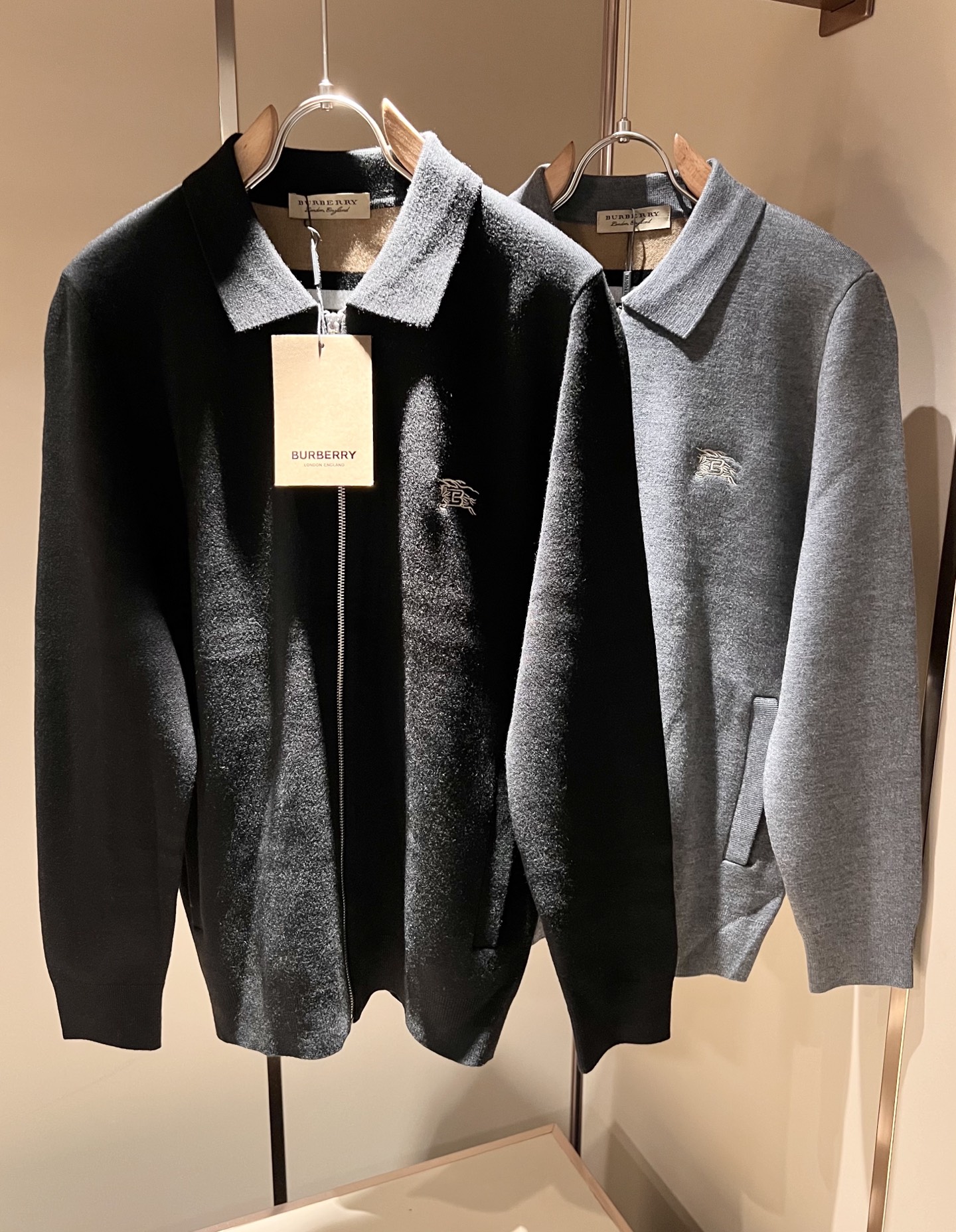 NO:537279,Bur*erry 2025 autumn and winter new long-sleeved zipper knitted wool cardigan, classic brand design elements!  Neither monotonous nor complicated, it shows taste just right!  Customized wool fabrics are available for customers!  Comfortable and breathable are no problem at all. The unique high luxury of the fabric presents a simple and elegant temperament!  Logo logo pattern embroidery design!  Every detail is a synchronized with high-end fashion. Size: M-4XL, burberry, alexander wang19860909Bur*erry 巴*莉 2025秋冬新款长袖拉链款针织羊毛开衫,品牌经典设计元素！既不单调也不复杂,恰到好处的展现品味！客供定制羊毛面料！舒适透气根本不在话下,面料独具的高奢感呈现简约优雅气质！标识logo图案刺绣设计！每一处细节都是与高端时尚同步的体现.尺码:M-4XL,,burberry,alexander wang,Men's clothing