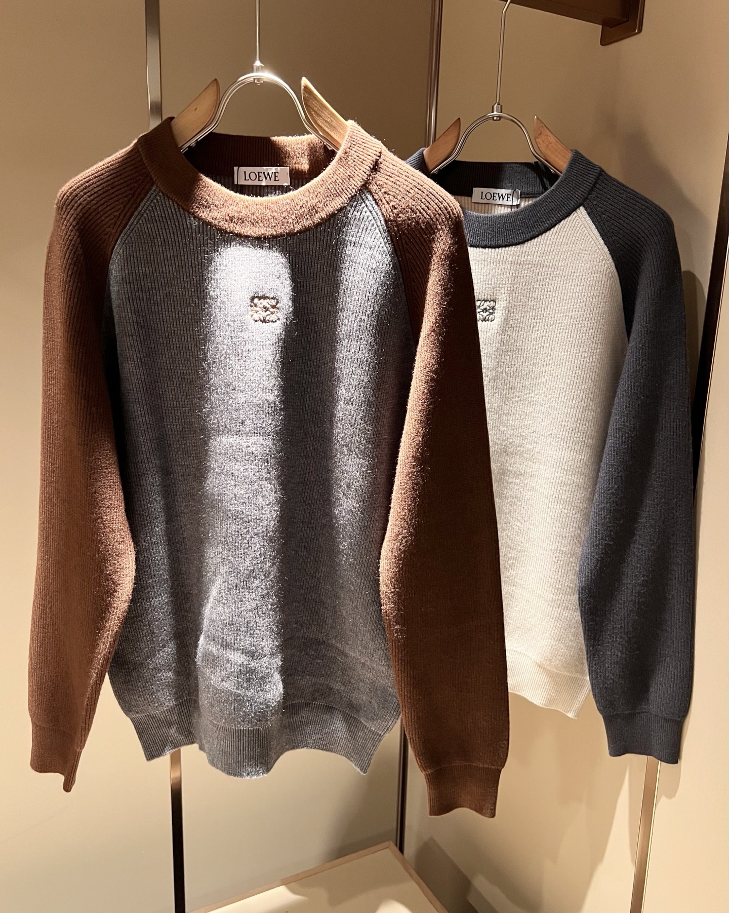 NO:537285,LO*WE/Luo*We 2025 autumn and winter new men and women knitted wool sweaters, trading company channel goods, the latest products in 2025, official cabinets sold simultaneously, classic star-grade products!  LO*WE's leather goods have the highest voice in the entire fashion circle, with a high brand value and influence, and a century-old historical and cultural heritage. The royal noble brand has its exquisite handicrafts and design sense subverts modern aesthetics!  The overall design conforms to the aesthetic design of LOE home, uses classic brand elements, perfectly following the essence and genes of LOE home, and designs logo logo pattern embroidery design!  The visual is quite exquisite and beautiful, showing the brand's characteristics, with a high recognition and a very fashionable feel. The overall design explains minimalism to the extreme, simple and generous!  Customers supply high-end materials imported from Egypt, and select high-end knitted wool fabrics!  Extremely luxurious and special materials, all fabric attributes are superior, the touch experience is self-evident, and the ultimate luxury enjoyment!  The quality is perfect, the details are exquisite and exquisite, which not only reduces age and highlights the fashionable temperament. The upper body is full of temperament. The color matching is quite in line with the needs of the matching season, and the control is extremely high. It has no need to define age and has an excellent styling feel!  Size M-4XL, loewe, alexander wang19860909LO*WE/罗*威2025秋冬新款男女同款针织羊毛衫,贸易公司渠道货,2025年最新品,官柜同步售卖,经典明星级单品！LO*WE家的皮具单品在整个时装圈最有极高的的发言权,品牌价值影响力颇高,有着百年历史文化底蕴,皇室御贵族御用品牌,其精湛的手工艺及设计感颠覆了现代审美！整体的设计符合LOE家美学设计,运用了经典的品牌元素,完美沿袭了LOE家的精髓与基因,设计logo标识图案刺绣设计！视觉颇为精致美观,彰显了品牌特质,辨识度极高且极具时髦感,整体的设计将极简主义阐释到极致,简约而大方！客供埃及进口高级物料,甄选高端针织羊毛面料！极为奢华特殊的材质,面料属性皆为上乘,触感体验不言而喻,奢华极致享受！品相完美如斯,细节处处精致考究,即减龄又凸显了时髦气质感,上身满满的气质感,配色相当符合搭配季节需求,驾驭度混搭性极高,无关年龄界定,造型感极佳的一款单品！尺码M-4XL,,loewe,alexander wang,Men's clothing