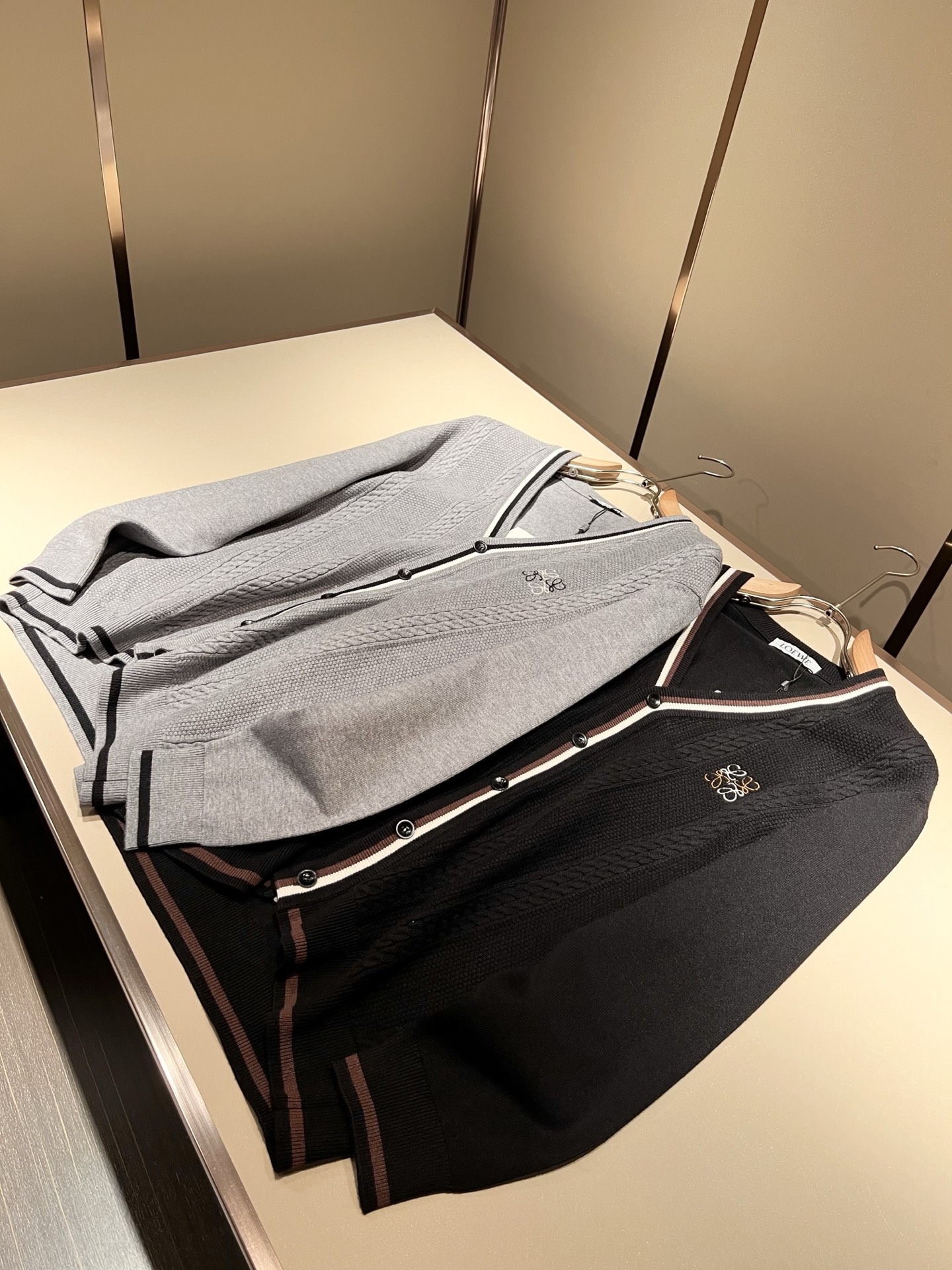 NO:537269,LO*WE/Luo*We 2025 autumn and winter new men and women knitted wool cardigans, trading company channel goods, the latest products in 2025, official cabinets sold simultaneously, classic star-grade products!  LO*WE's leather goods have the highest voice in the entire fashion circle, with a high brand value and influence, and a century-old historical and cultural heritage. The royal noble brand has its exquisite handicrafts and design sense subverts modern aesthetics!  The overall design conforms to the aesthetic design of LOE home, uses classic brand elements, perfectly following the essence and genes of LOE home, and designs logo logo pattern embroidery design!  The visual is quite exquisite and beautiful, showing the brand's characteristics, with a high recognition and a very fashionable feel. The overall design explains minimalism to the extreme, simple and generous!  Customers supply high-end materials imported from Egypt, and select high-end knitted wool fabrics!  Extremely luxurious and special materials, all fabric attributes are superior, the touch experience is self-evident, and the ultimate luxury enjoyment!  The quality is perfect, the details are exquisite and exquisite, which not only reduces age and highlights the fashionable temperament. The upper body is full of temperament. The color matching is quite in line with the needs of the matching season, and the control is extremely high. It has no need to define age and has an excellent styling feel!  Size M-4XL, loewe, alexander wang19860909LO*WE/罗*威2025秋冬新款男女同款针织羊毛开衫,贸易公司渠道货,2025年最新品,官柜同步售卖,经典明星级单品！LO*WE家的皮具单品在整个时装圈最有极高的的发言权,品牌价值影响力颇高,有着百年历史文化底蕴,皇室御贵族御用品牌,其精湛的手工艺及设计感颠覆了现代审美！整体的设计符合LOE家美学设计,运用了经典的品牌元素,完美沿袭了LOE家的精髓与基因,设计logo标识图案刺绣设计！视觉颇为精致美观,彰显了品牌特质,辨识度极高且极具时髦感,整体的设计将极简主义阐释到极致,简约而大方！客供埃及进口高级物料,甄选高端针织羊毛面料！极为奢华特殊的材质,面料属性皆为上乘,触感体验不言而喻,奢华极致享受！品相完美如斯,细节处处精致考究,即减龄又凸显了时髦气质感,上身满满的气质感,配色相当符合搭配季节需求,驾驭度混搭性极高,无关年龄界定,造型感极佳的一款单品！尺码M-4XL,,loewe,alexander wang,Men's clothing