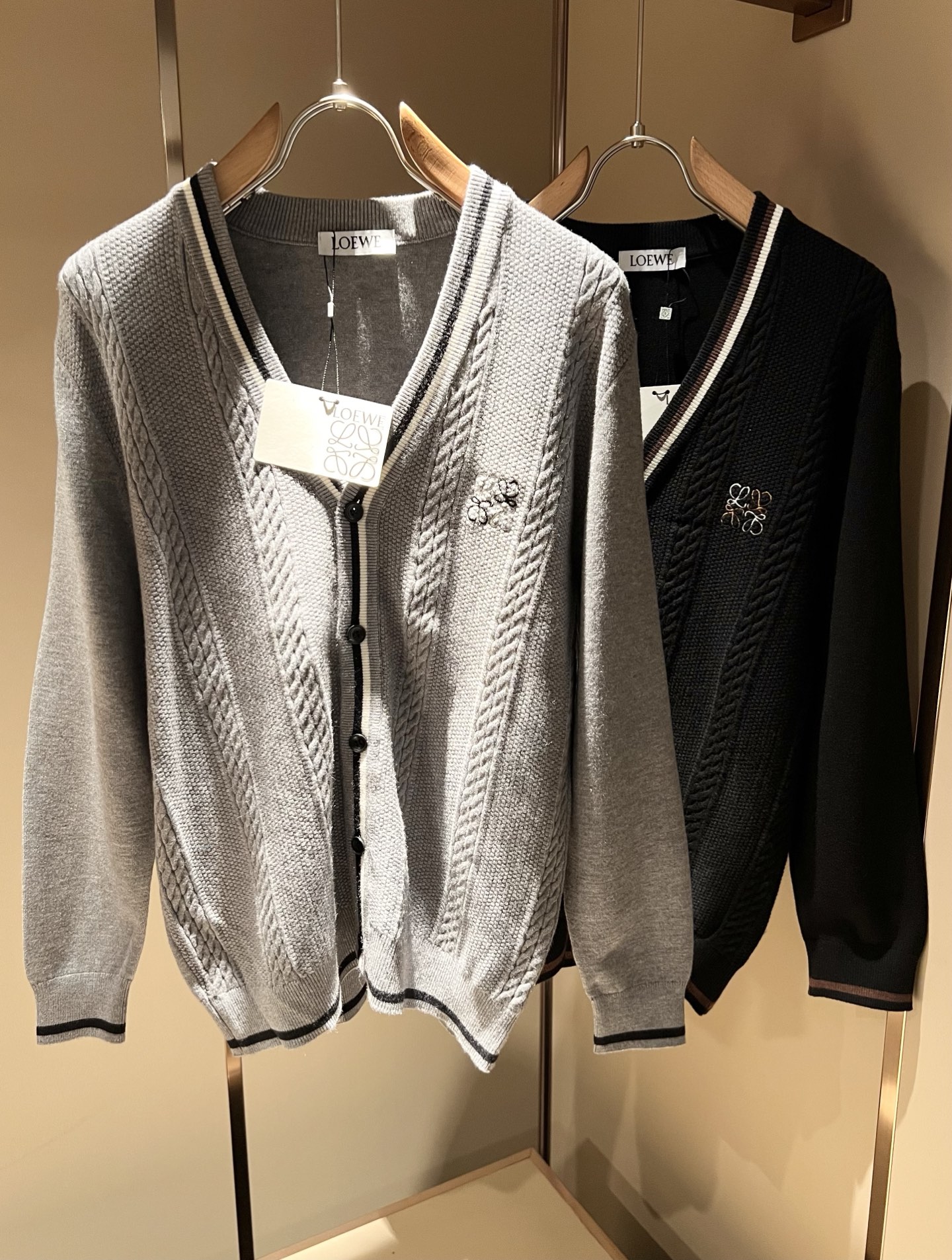 NO:537271,LO*WE/Luo*We 2025 autumn and winter new men and women knitted wool cardigans, trading company channel goods, the latest products in 2025, official cabinets sold simultaneously, classic star-grade products!  LO*WE's leather goods have the highest voice in the entire fashion circle, with a high brand value and influence, and a century-old historical and cultural heritage. The royal noble brand has subverted modern aesthetics with its exquisite handicrafts and design sense!  The overall design conforms to the aesthetic design of LOE home, uses classic brand elements, perfectly following the essence and genes of LOE home, and designs logo logo pattern embroidery design!  The visual is quite exquisite and beautiful, showing the brand's characteristics, with a high recognition and a very fashionable feel. The overall design explains minimalism to the extreme, simple and generous!  Customers supply high-end materials imported from Egypt, and select high-end knitted wool fabrics!  Extremely luxurious and special materials, all fabric attributes are superior, the touch experience is self-evident, and the ultimate luxury enjoyment!  The quality is perfect, the details are exquisite and exquisite, which not only reduces age and highlights the fashionable temperament. The upper body is full of temperament. The color matching is quite in line with the needs of the matching season, and the control is extremely high. It has no need to define age and has an excellent styling feel!  Size M-4XL, loewe, alexander wang19860909LO*WE/罗*威2025秋冬新款男女同款针织羊毛开衫,贸易公司渠道货,2025年最新品,官柜同步售卖,经典明星级单品！LO*WE家的皮具单品在整个时装圈最有极高的的发言权,品牌价值影响力颇高,有着百年历史文化底蕴,皇室御贵族御用品牌,其精湛的手工艺及设计感颠覆了现代审美！整体的设计符合LOE家美学设计,运用了经典的品牌元素,完美沿袭了LOE家的精髓与基因,设计logo标识图案刺绣设计！视觉颇为精致美观,彰显了品牌特质,辨识度极高且极具时髦感,整体的设计将极简主义阐释到极致,简约而大方！客供埃及进口高级物料,甄选高端针织羊毛面料！极为奢华特殊的材质,面料属性皆为上乘,触感体验不言而喻,奢华极致享受！品相完美如斯,细节处处精致考究,即减龄又凸显了时髦气质感,上身满满的气质感,配色相当符合搭配季节需求,驾驭度混搭性极高,无关年龄界定,造型感极佳的一款单品！尺码M-4XL,,loewe,alexander wang,Men's clothing