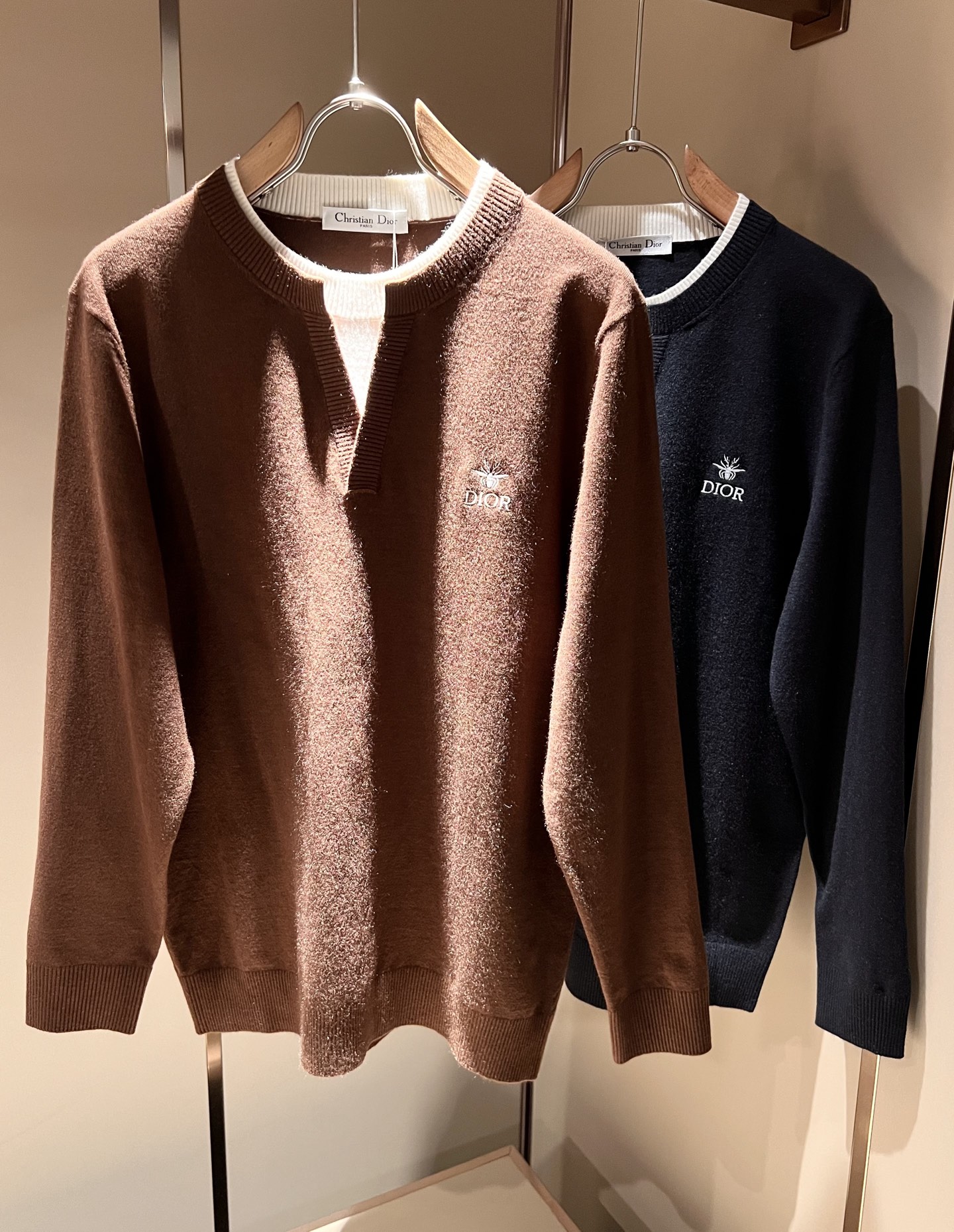 NO:537275,Dio*Dijia 2025 autumn and winter new model for men and women, two-piece knitted sweaters for the same style for men and women, will be released simultaneously in the counter!  Customized exclusive wool fabric, calm and versatile, extremely high-end, perfectly integrated with fashion and style, a top fashionable style that perfectly suits the outside wear!  The overall feeling is natural!  The ultimate classic uses the latest three-dimensional letter logo elements embroidery design!  The ultimate perfection of heavy industry!  Fans who pursue high quality are please buy them by themselves, and all fans who know the goods are invited to appreciate this model together!  !  Size M-4XL, dior, dior, alexander wang19860909Dio*迪家 2025秋冬新款男女同款假两件针织羊毛衫,专柜同步发售！定制专属羊毛面料,从容百搭,档次极高,完美融入时尚还有风情感一款完美符合外穿的顶尖时髦气质款！整体给人浑然天成的感觉！极致经典采用最新立体字母logo元素刺绣设计！极致的重工极致的完美！追求高品质的粉丝们请自行抢购,诚邀所有识货的粉丝一同鉴赏此款！！尺码M-4XL,,dior,dior,alexander wang,Men's clothing