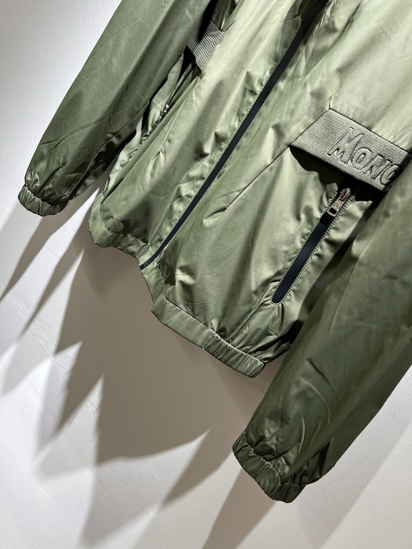 Monc*ler蒙*口2025秋冬经典夹克外套，都市时尚休闲款！面料超软面料帅酷爆款夹克外套。时尚都市百