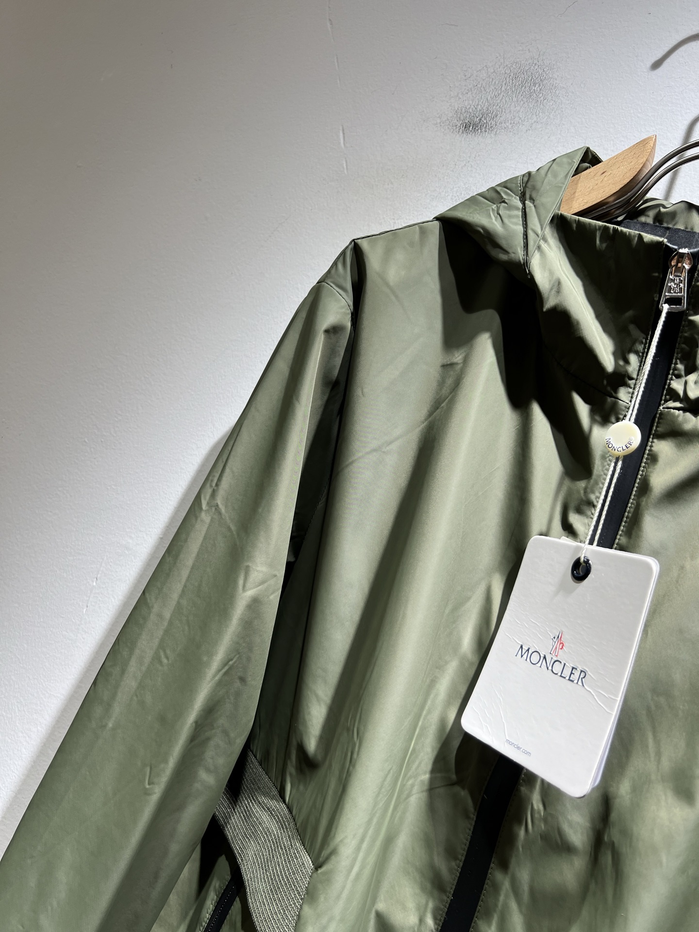 Monc*ler蒙*口2025秋冬经典夹克外套，都市时尚休闲款！面料超软面料帅酷爆款夹克外套。时尚都市百