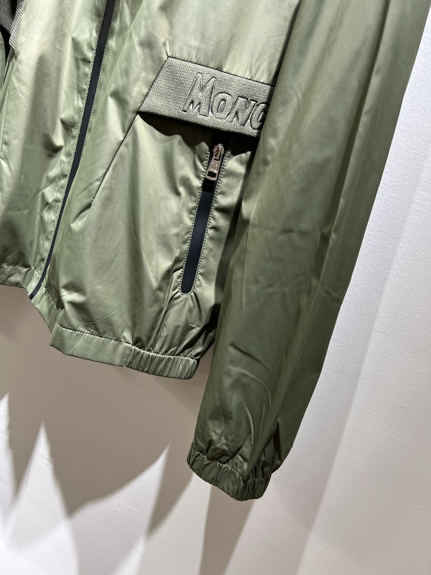 Monc*ler蒙*口2025秋冬经典夹克外套，都市时尚休闲款！面料超软面料帅酷爆款夹克外套。时尚都市百