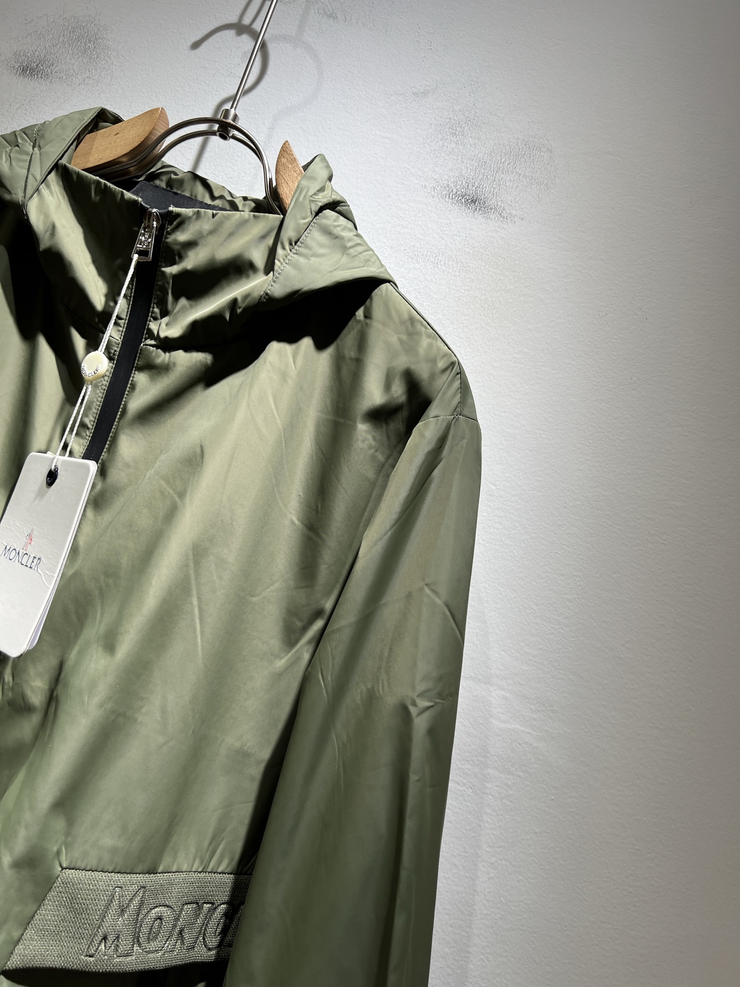 Monc*ler蒙*口2025秋冬经典夹克外套，都市时尚休闲款！面料超软面料帅酷爆款夹克外套。时尚都市百