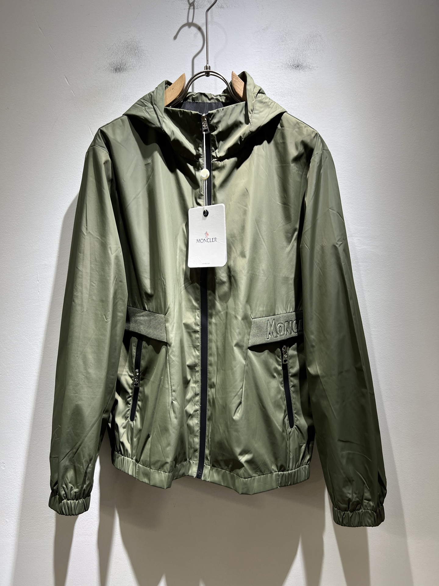 Monc*ler蒙*口2025秋冬经典夹克外套，都市时尚休闲款！面料超软面料帅酷爆款夹克外套。时尚都市百