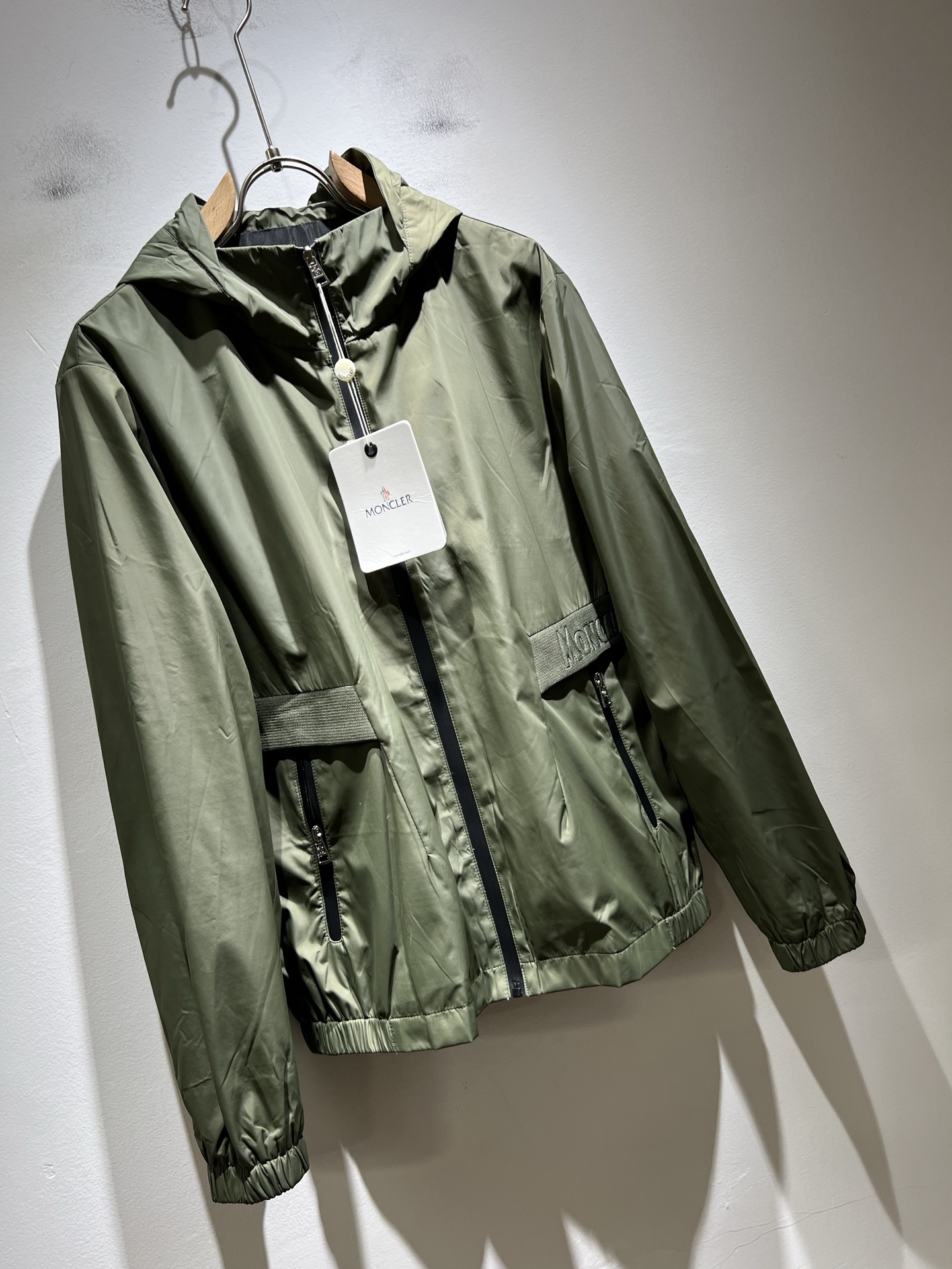 Monc*ler蒙*口2025秋冬经典夹克外套，都市时尚休闲款！面料超软面料帅酷爆款夹克外套。时尚都市百