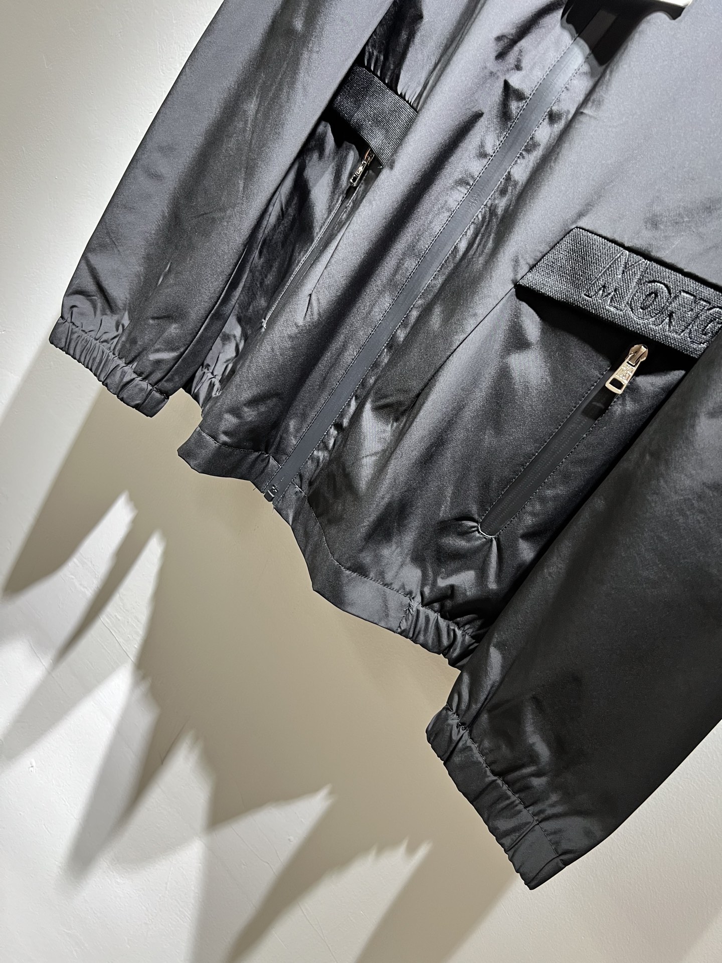 Monc*ler蒙*口2025秋冬经典夹克外套，都市时尚休闲款！面料超软面料帅酷爆款夹克外套。时尚都市百