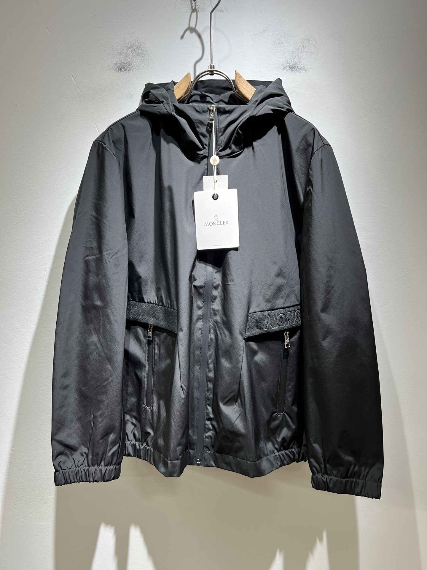 Monc*ler蒙*口2025秋冬经典夹克外套，都市时尚休闲款！面料超软面料帅酷爆款夹克外套。时尚都市百