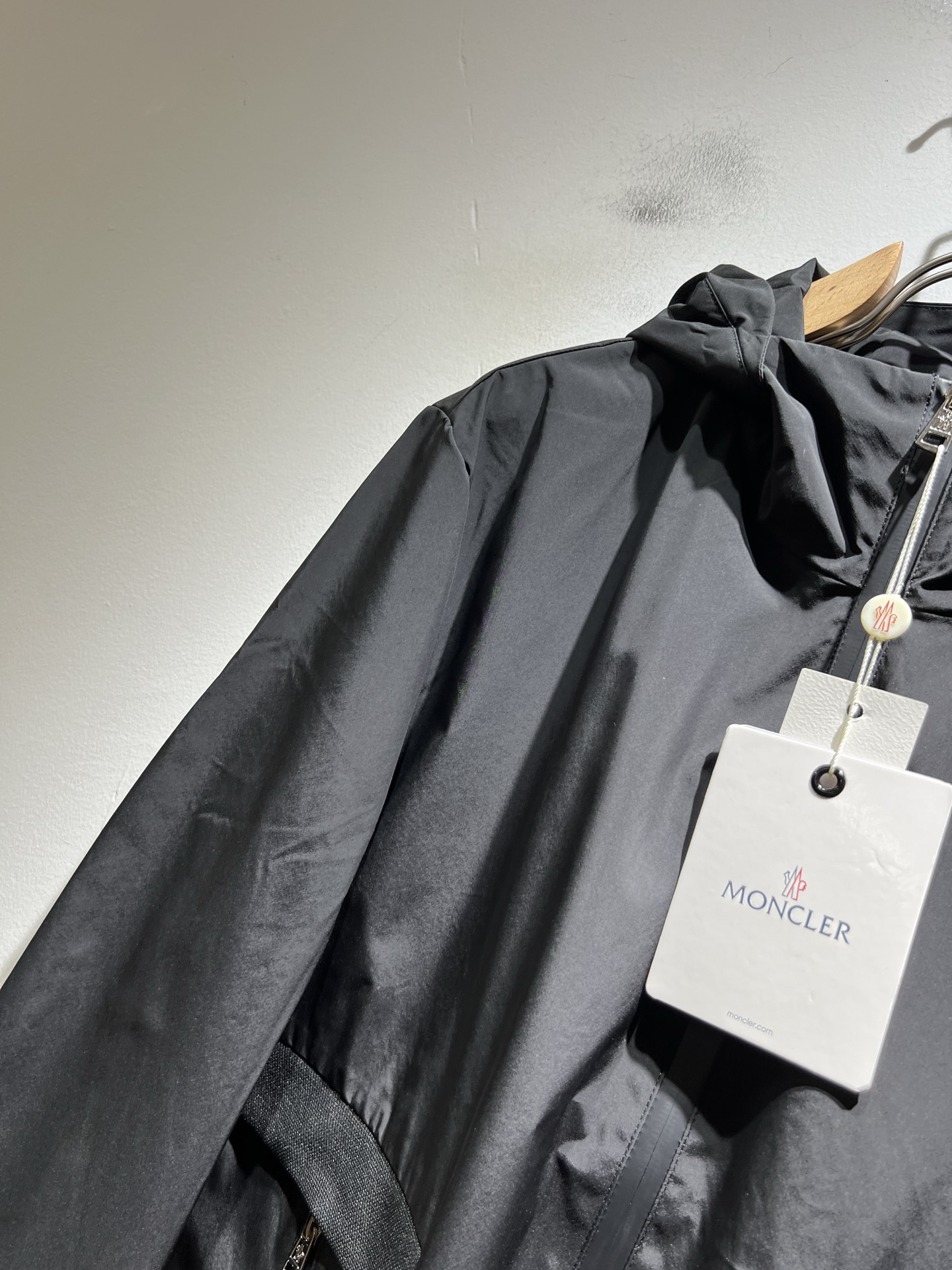 Monc*ler蒙*口2025秋冬经典夹克外套，都市时尚休闲款！面料超软面料帅酷爆款夹克外套。时尚都市百