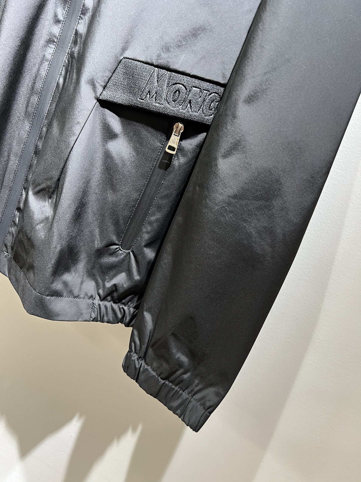 Monc*ler蒙*口2025秋冬经典夹克外套，都市时尚休闲款！面料超软面料帅酷爆款夹克外套。时尚都市百