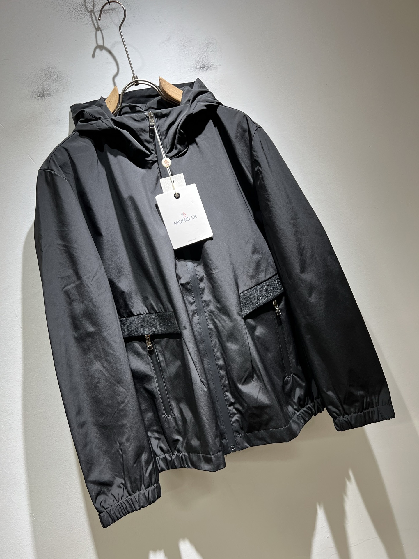 Monc*ler蒙*口2025秋冬经典夹克外套，都市时尚休闲款！面料超软面料帅酷爆款夹克外套。时尚都市百